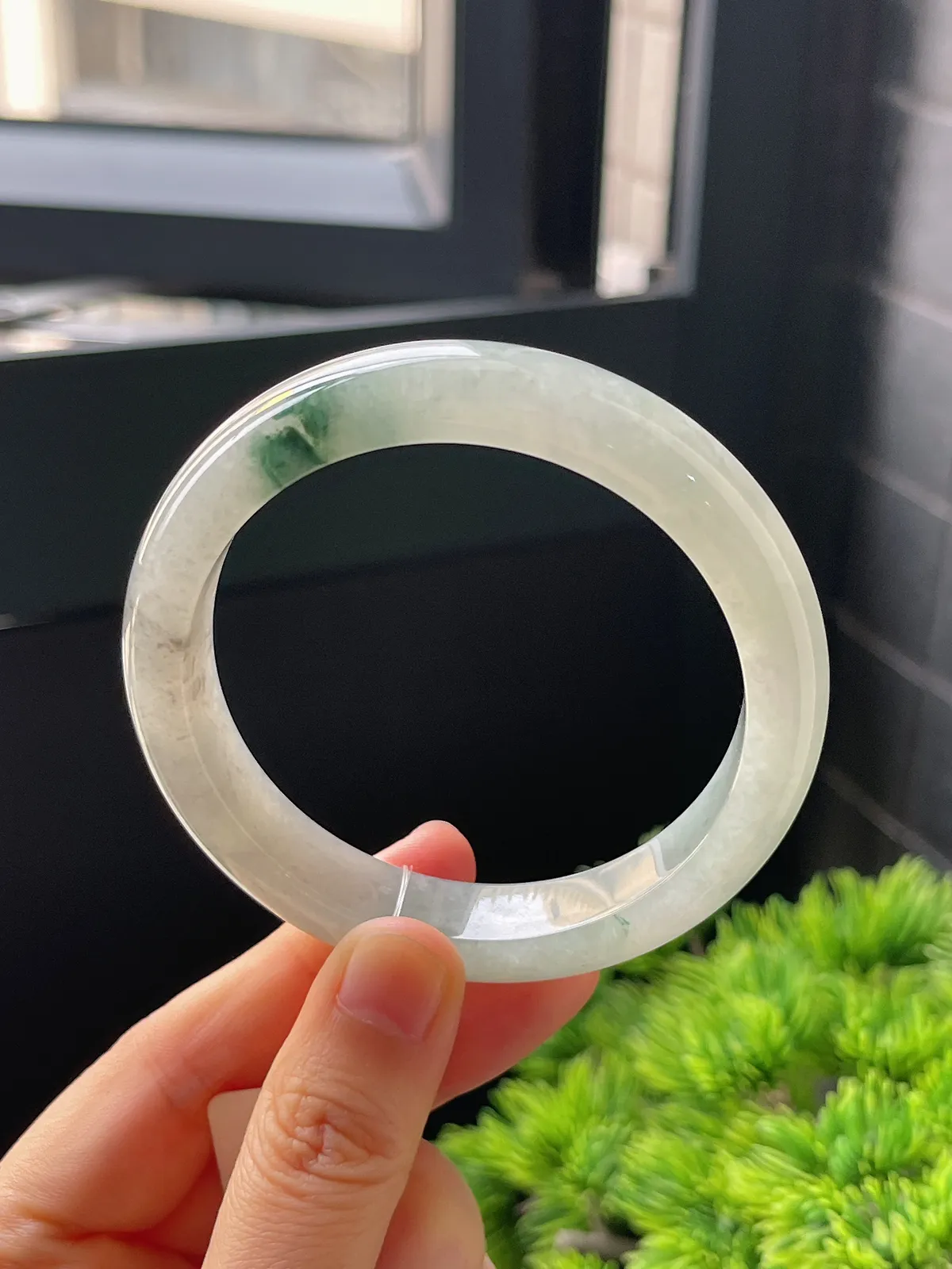 正圈56.8圈口，翡翠冰糯种飘绿手镯