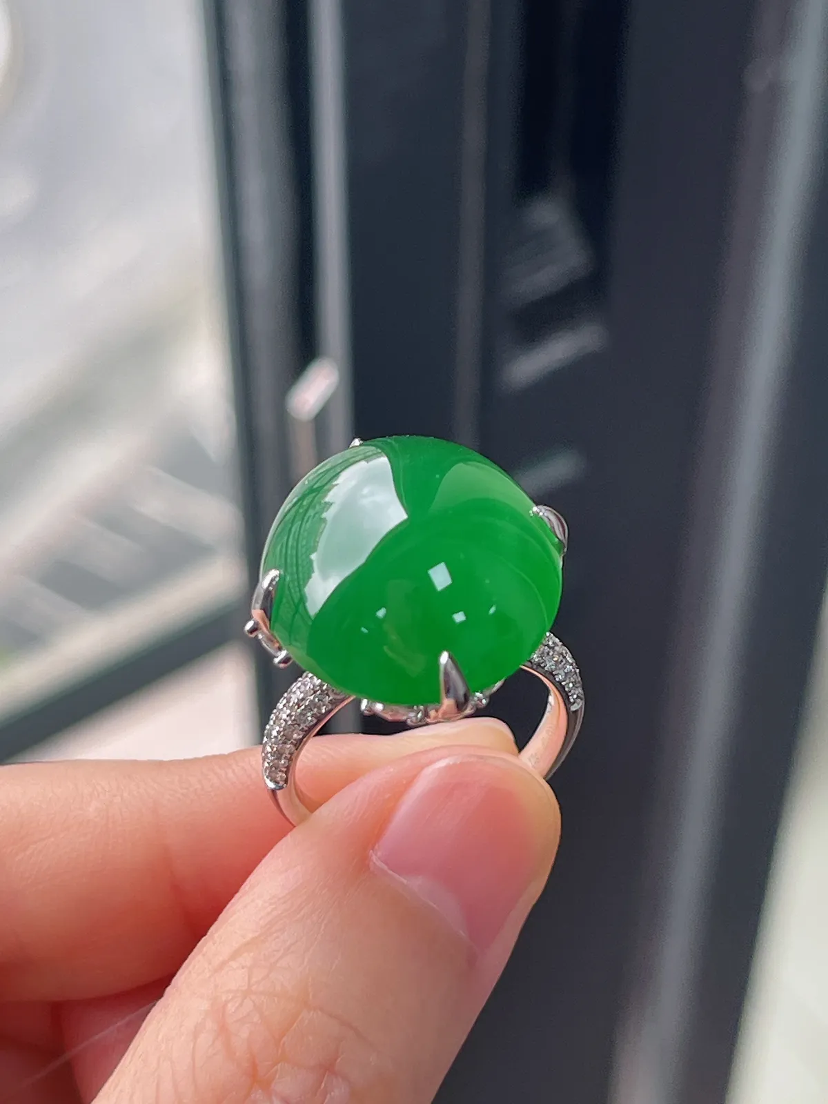 翡翠冰糯种绿色戒指，印记：Au750,伴钻石