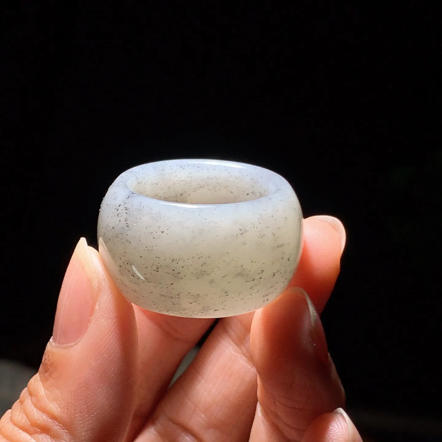 新疆和田玉籽料青花扳指 内径21尺寸17/5重16克。玉质细腻油润。手推出油。佩戴高端典雅。lt260225