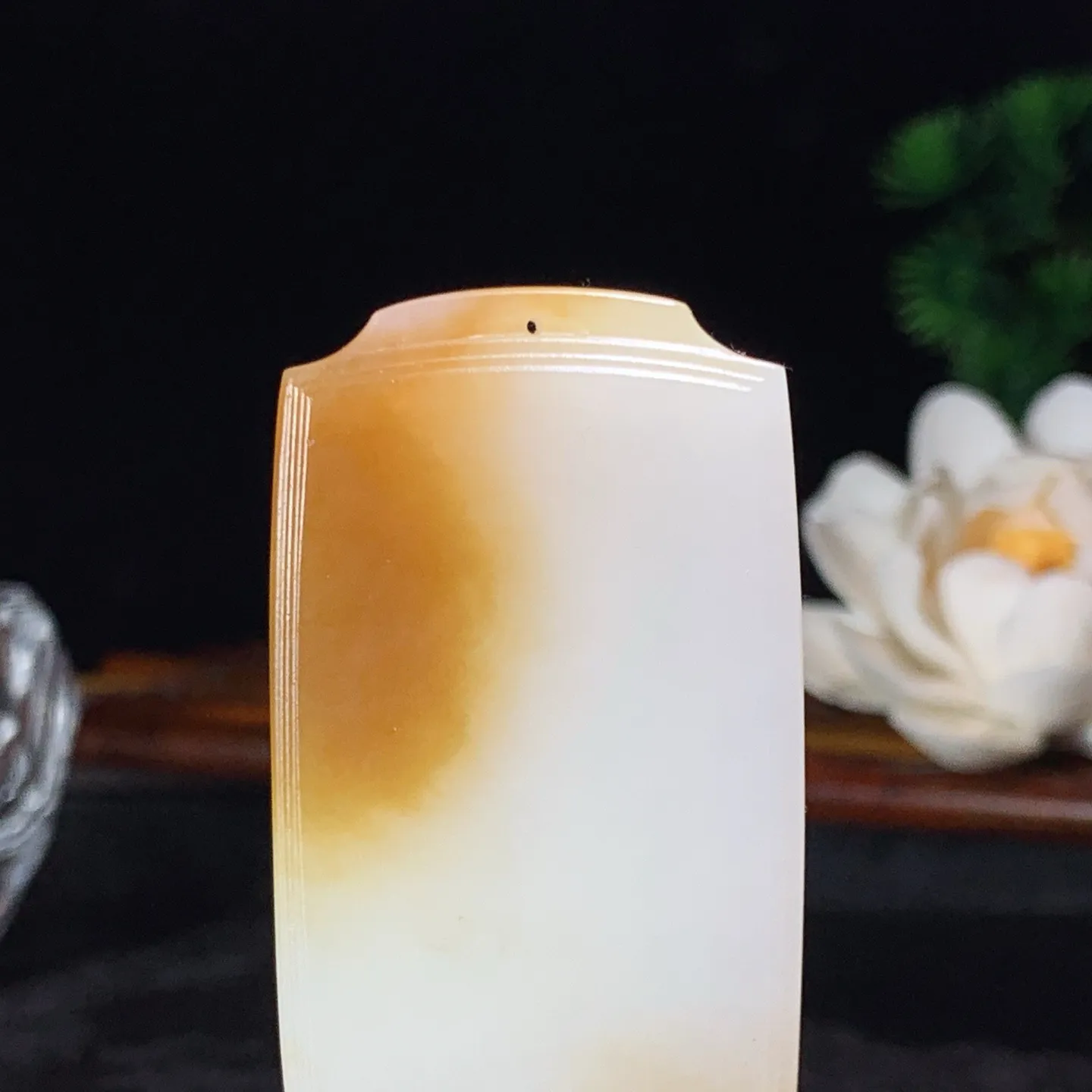 新疆和田玉且末糖羊脂白平安无事牌挂件 尺寸55/32/10重50.9克。玉质细腻油润。手推出油。佩戴高端典雅。lt260225