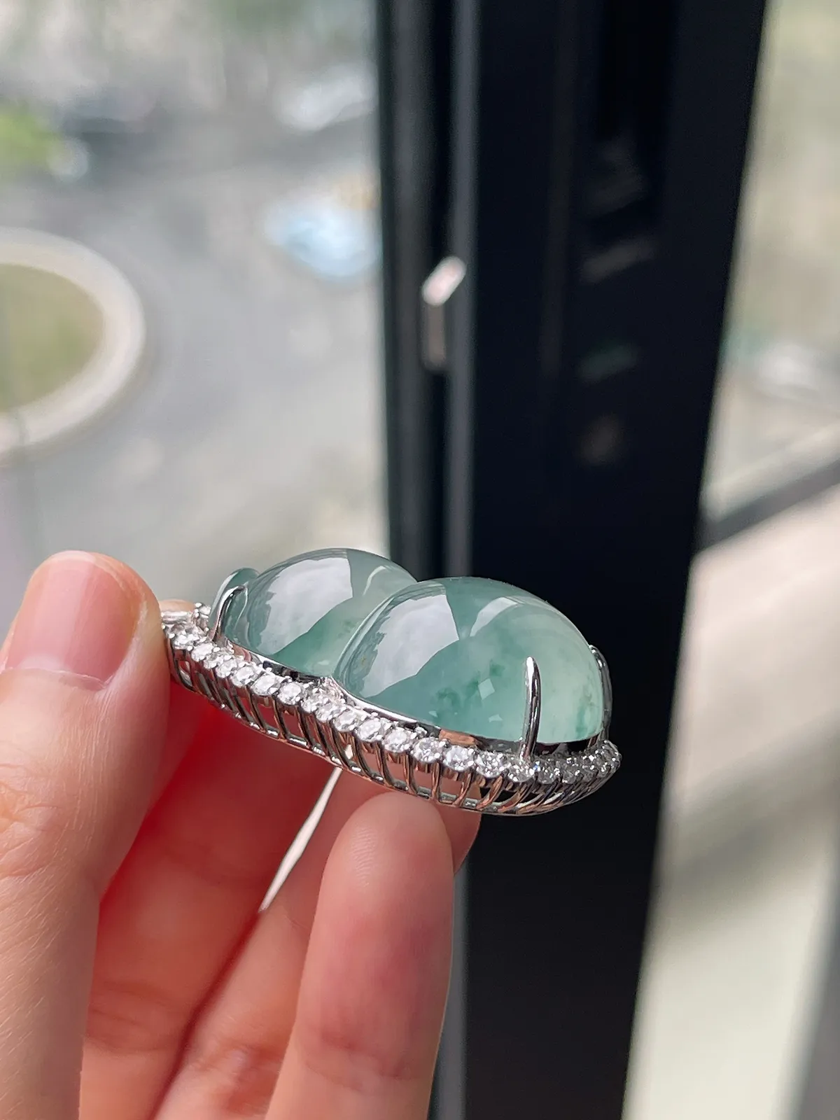 翡翠冰种淡绿色葫芦，印记：G18K,伴钻石