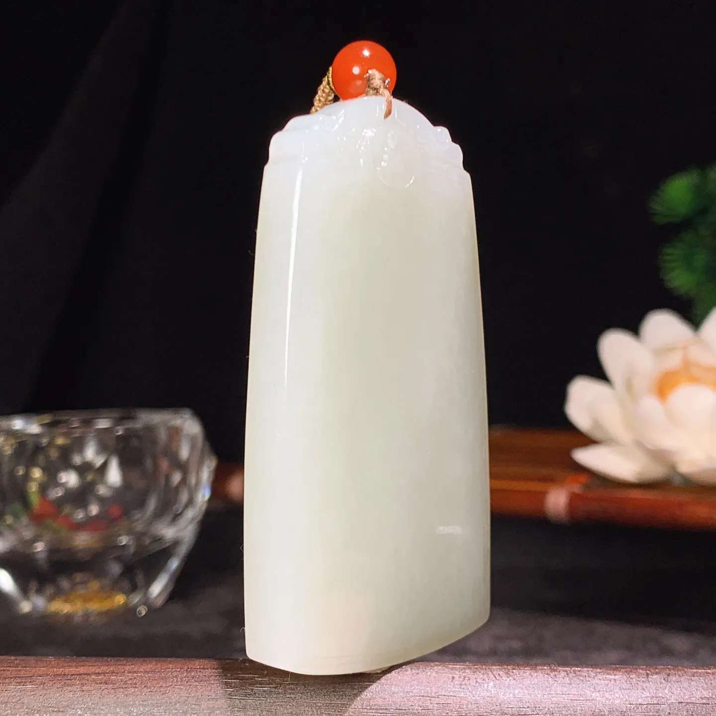 和田玉白玉平安无事牌挂件 尺寸70/36/10重63.5克。玉质细腻油润。手推出油。佩戴高端典雅。l