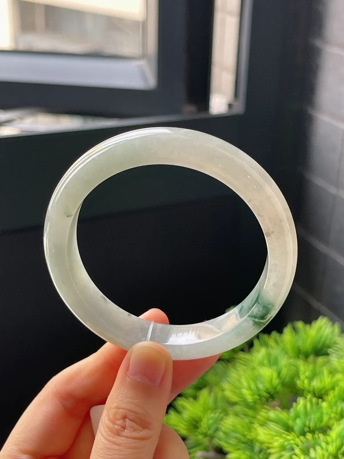 正圈56.8圈口，翡翠冰糯种飘绿手镯