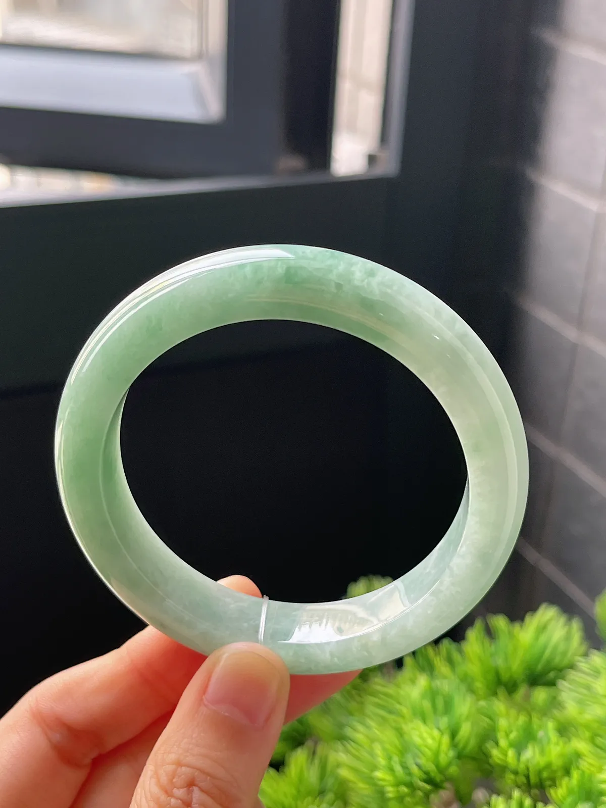 正圈54圈口，翡翠糯化种淡绿色手镯