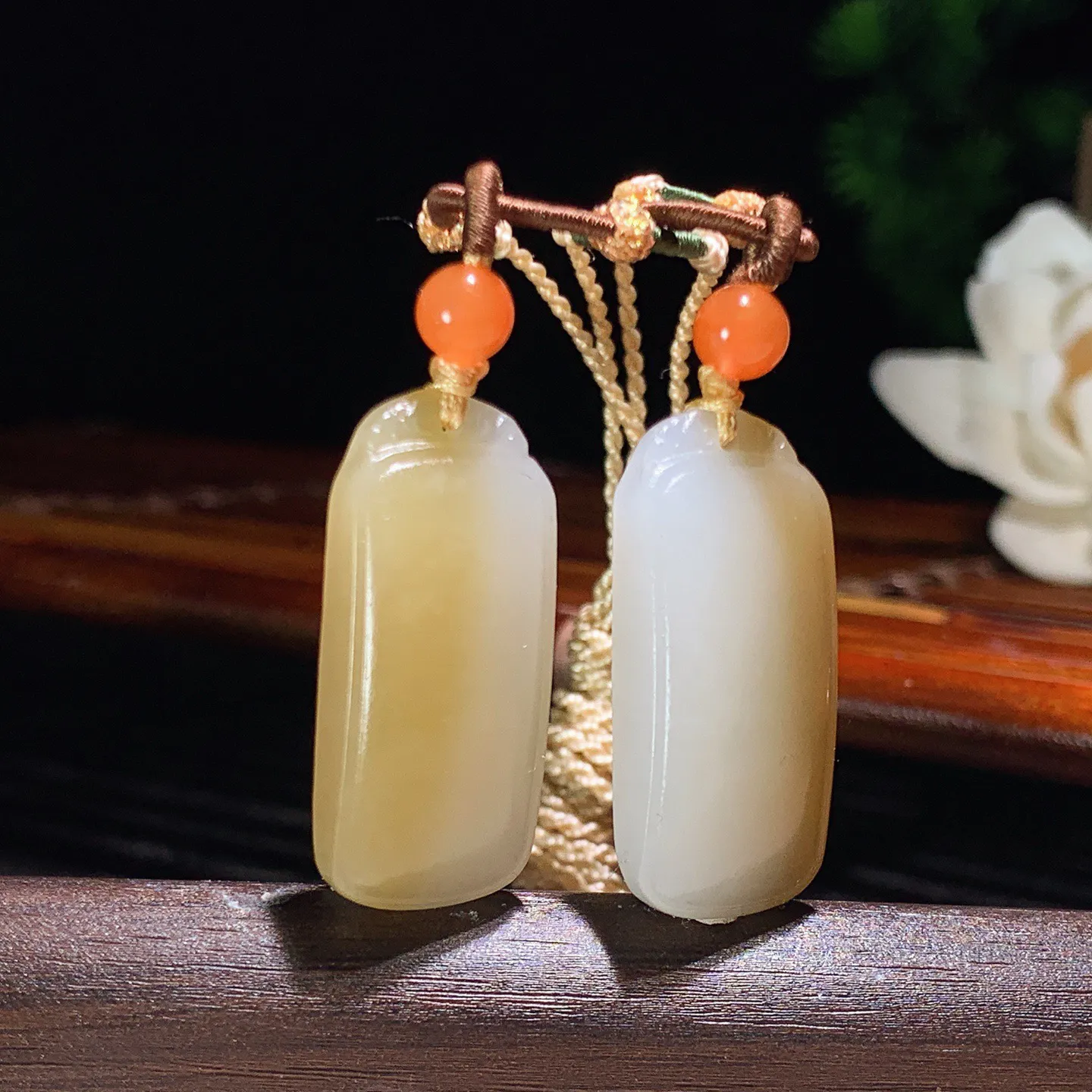 一对新疆和田玉白玉且末糖平安无事牌挂件 尺寸30/13/6重13克。玉质细腻油润。手推出油。佩戴高端典雅。lt260225