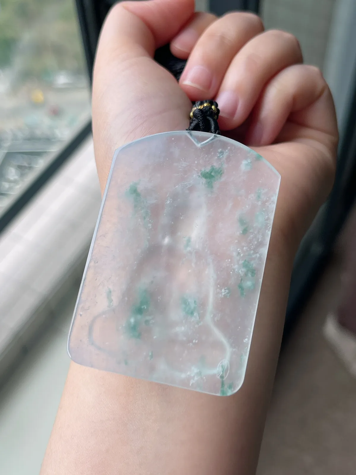 翡翠冰种白色飘绿观音吊坠