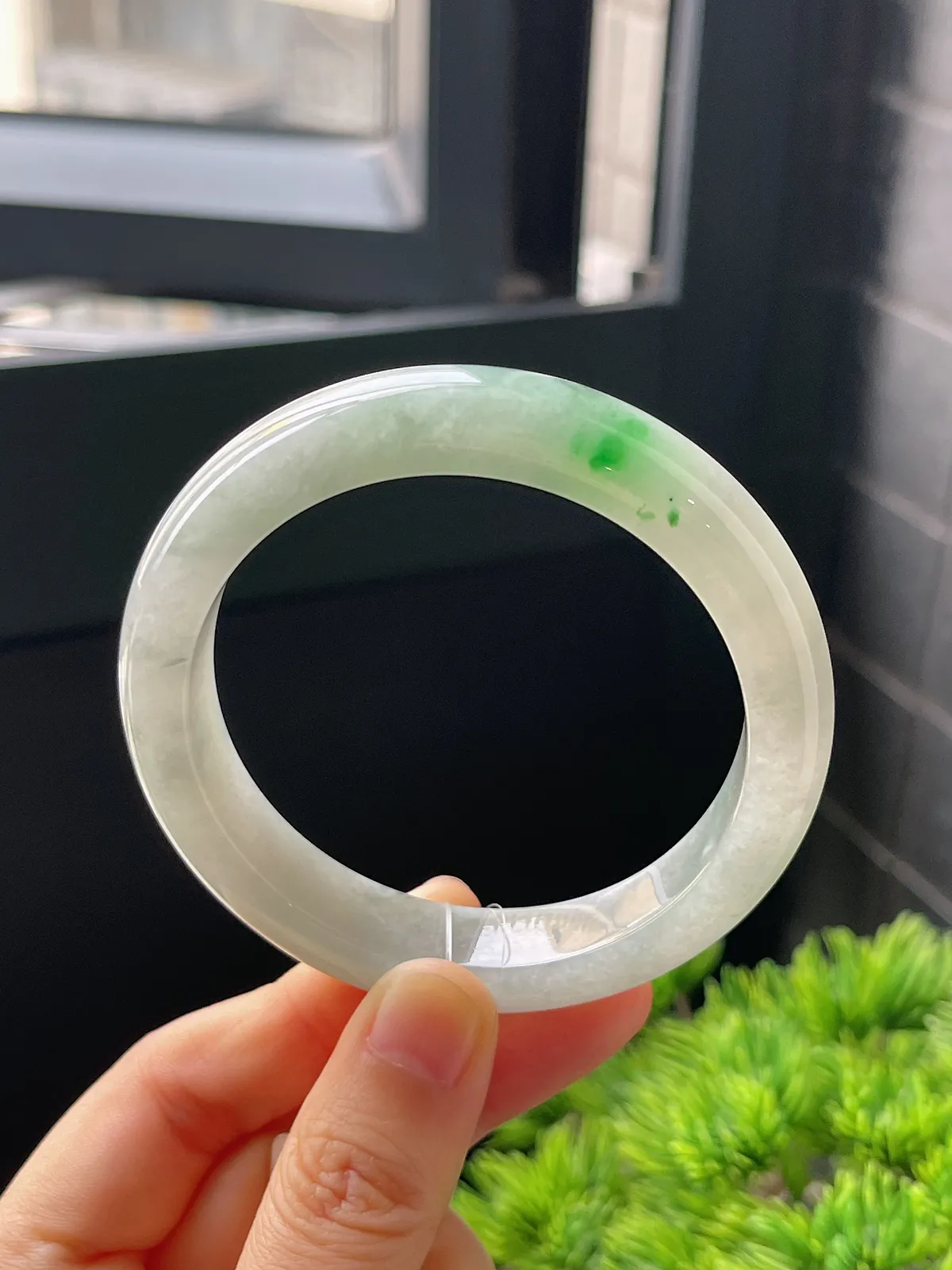 正圈55.6圈口，翡翠糯化种飘绿手镯