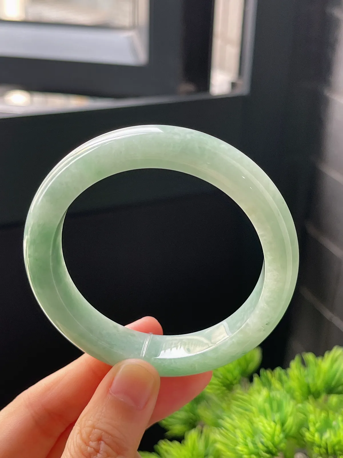 正圈54圈口，翡翠糯化种淡绿色手镯