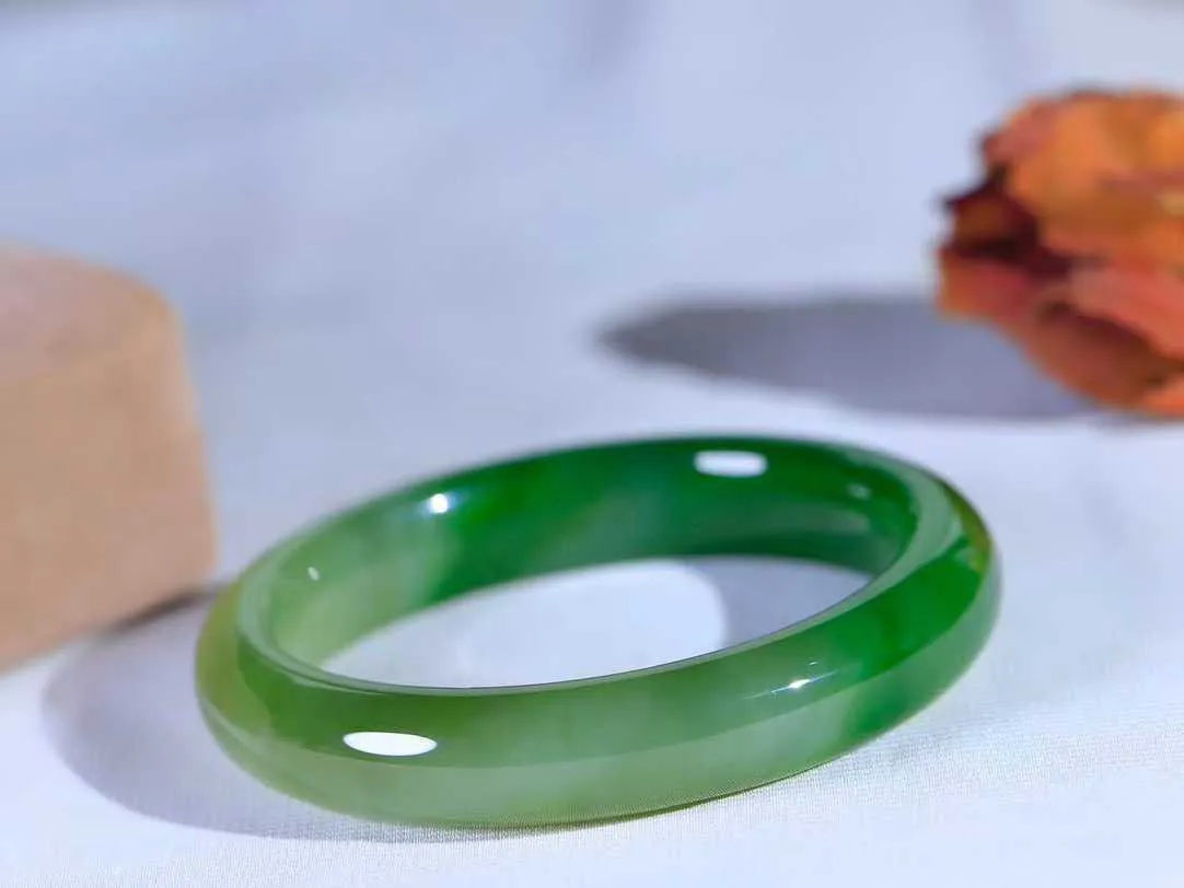 【碧波流转·手镯】

收藏级臻品️和田玉碧玉手镯，玉质细腻温润，手感舒适，️线条流畅，简约大气，美自天成，佩戴于腕间，婉约之美，举手投足间透出那份低调奢华，醉人心扉。
重54克 内径圈口55.5mm尺寸12-8.8mm  FDA-13142508