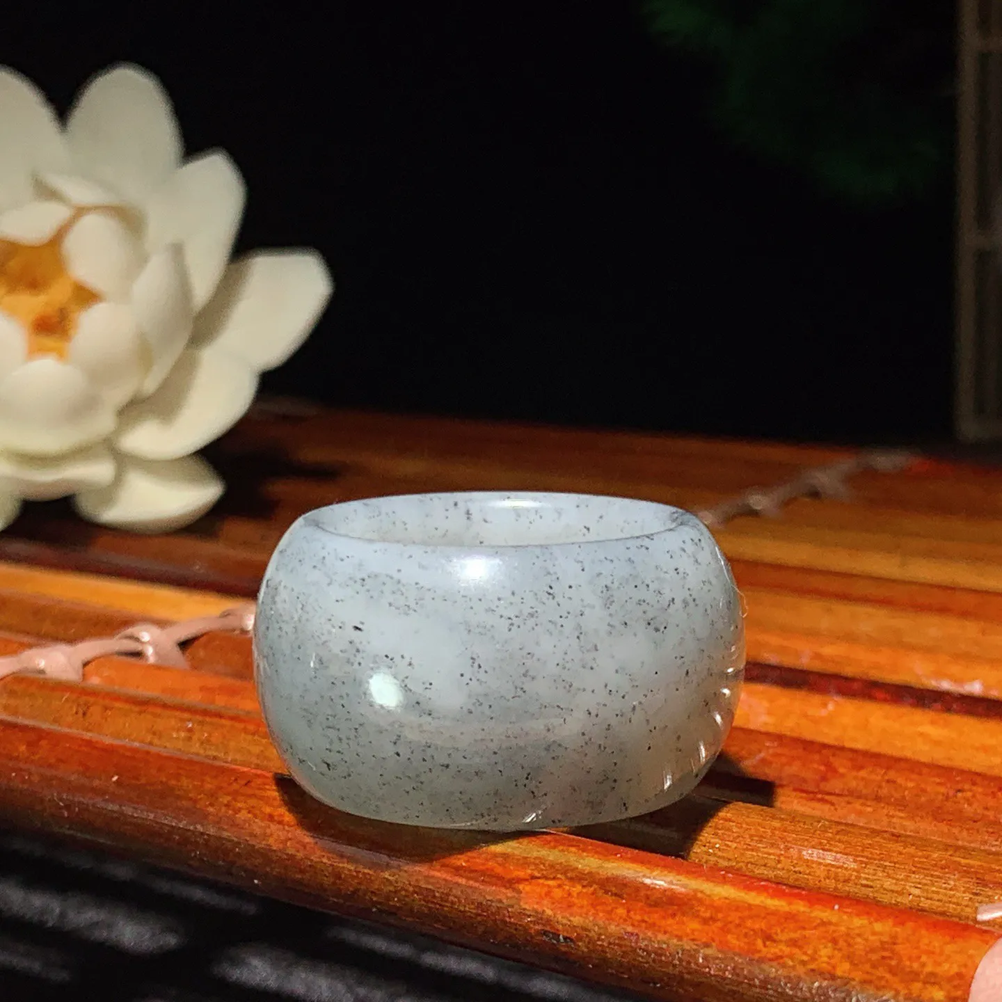 新疆和田玉籽料青花扳指 内径21尺寸17/5重16克。玉质细腻油润。手推出油。佩戴高端典雅。lt26