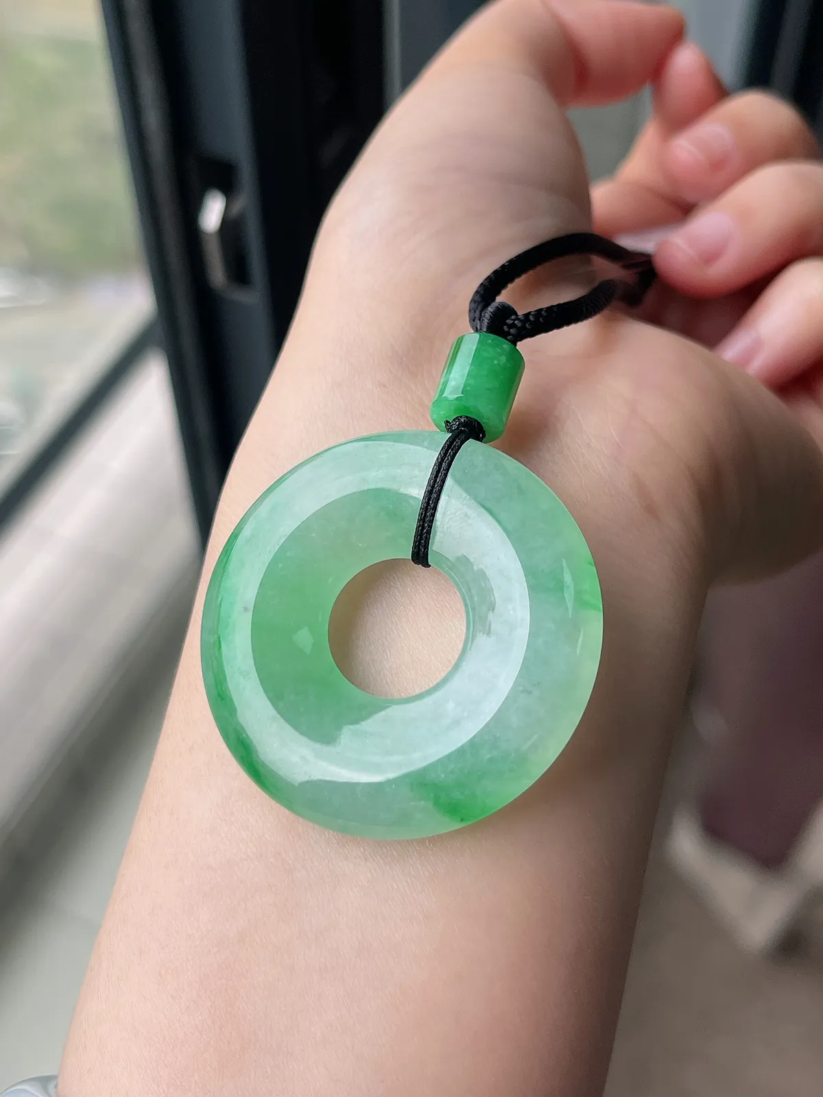 翡翠冰糯种飘绿平安扣