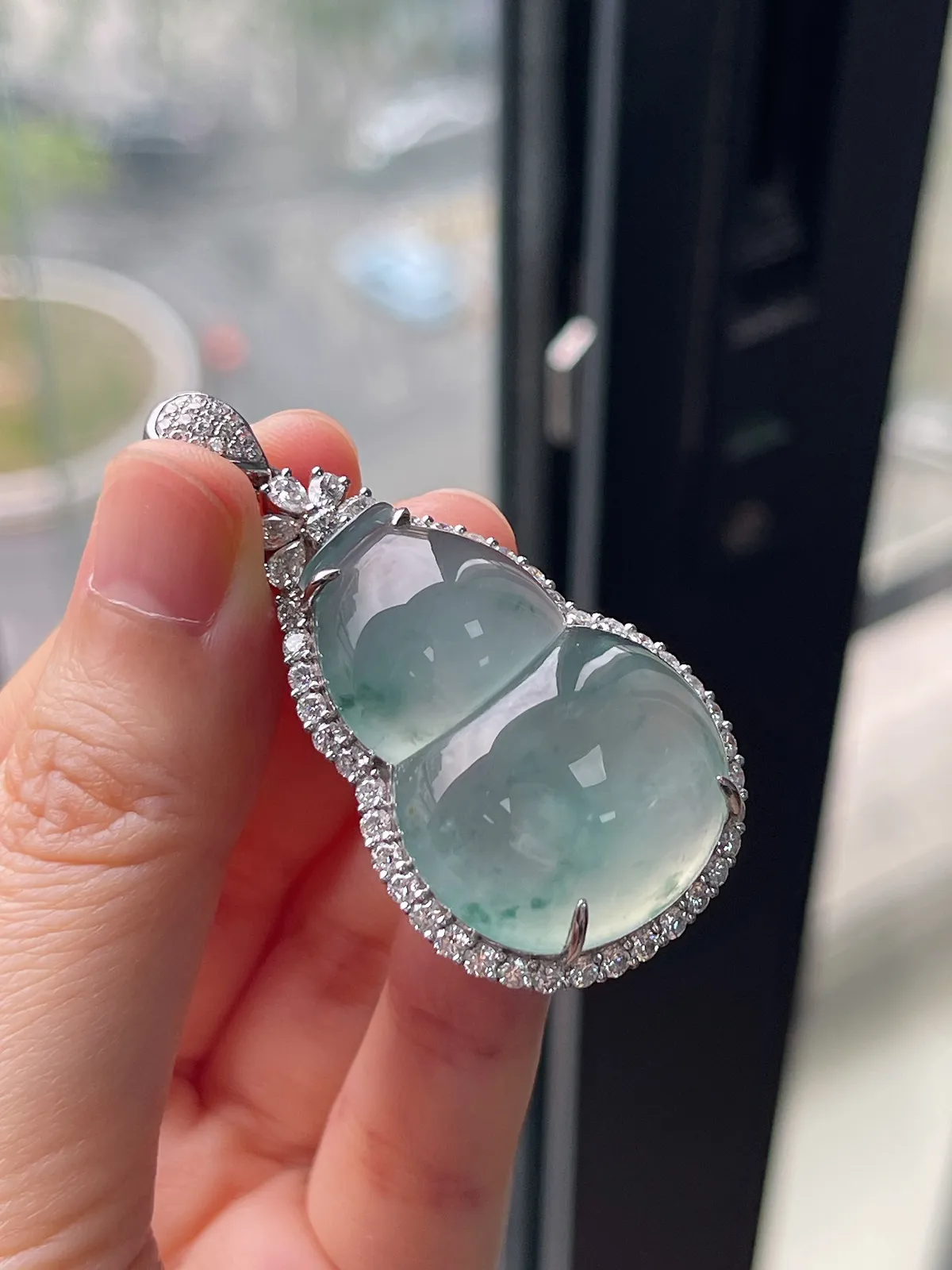 翡翠冰种淡绿色葫芦，印记：G18K,伴钻石