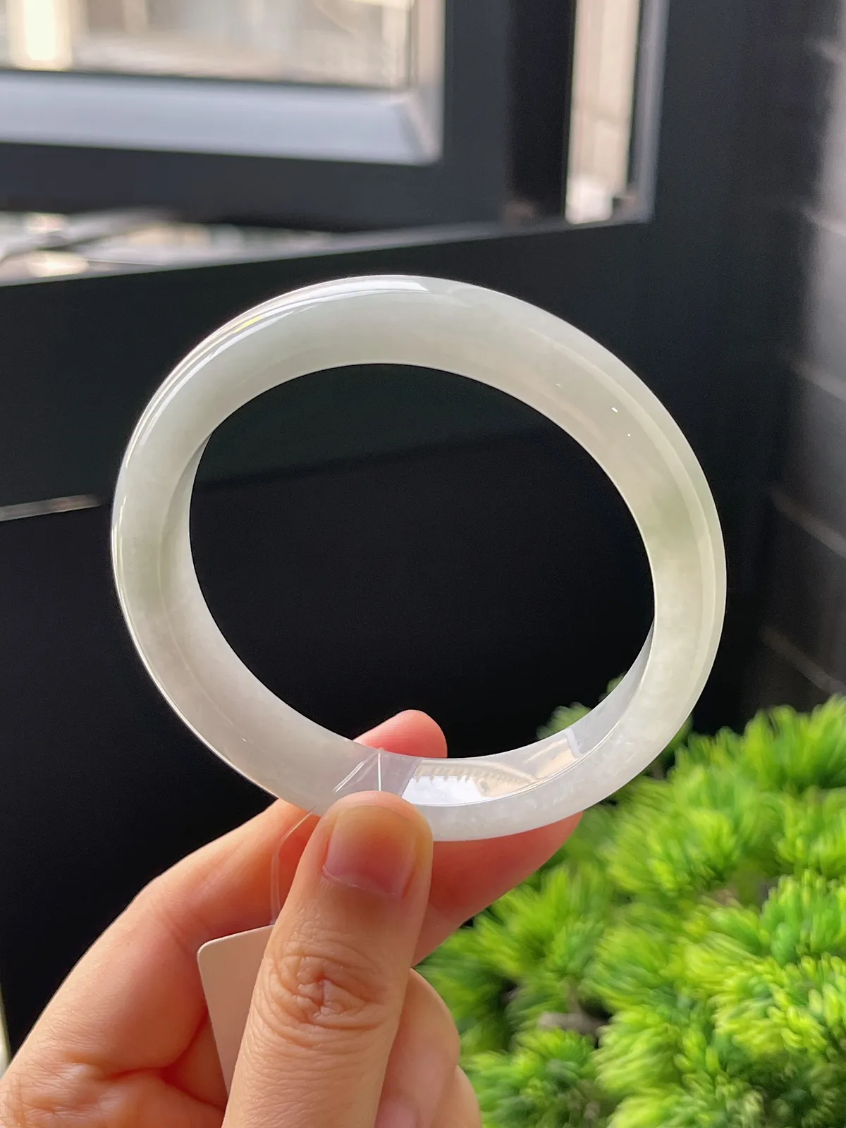 正圈57.3圈口，翡翠冰糯种淡绿色手镯