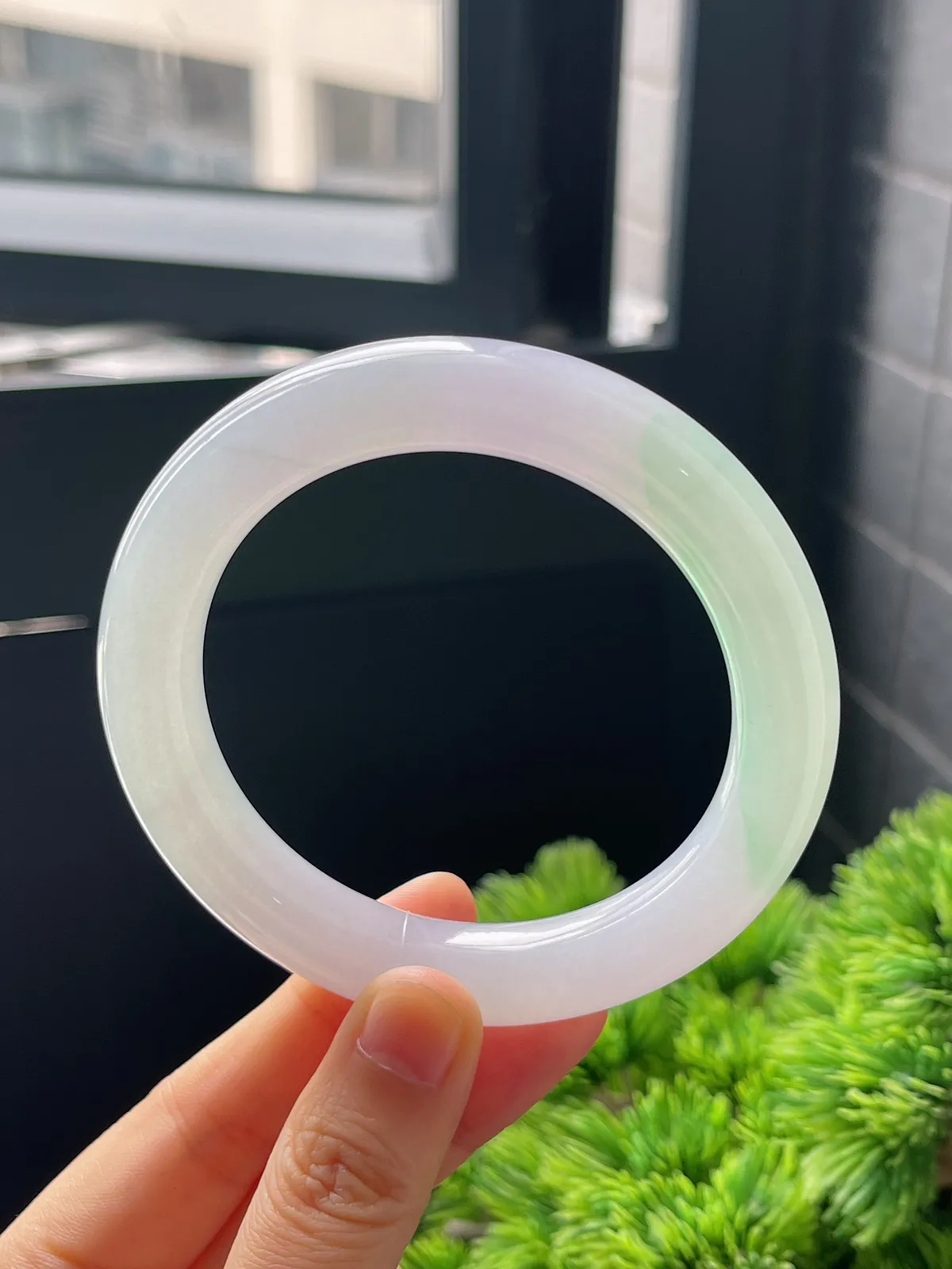 圆镯58.3圈口，翡翠冰糯种飘绿手镯