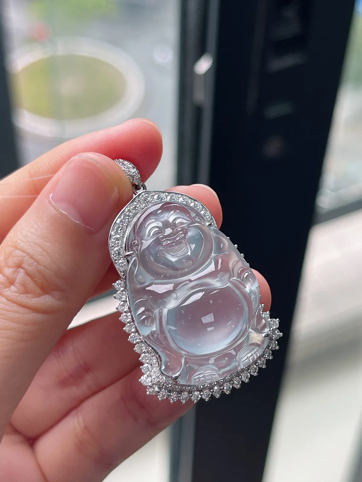 翡翠冰种白色吊坠，伴钻石