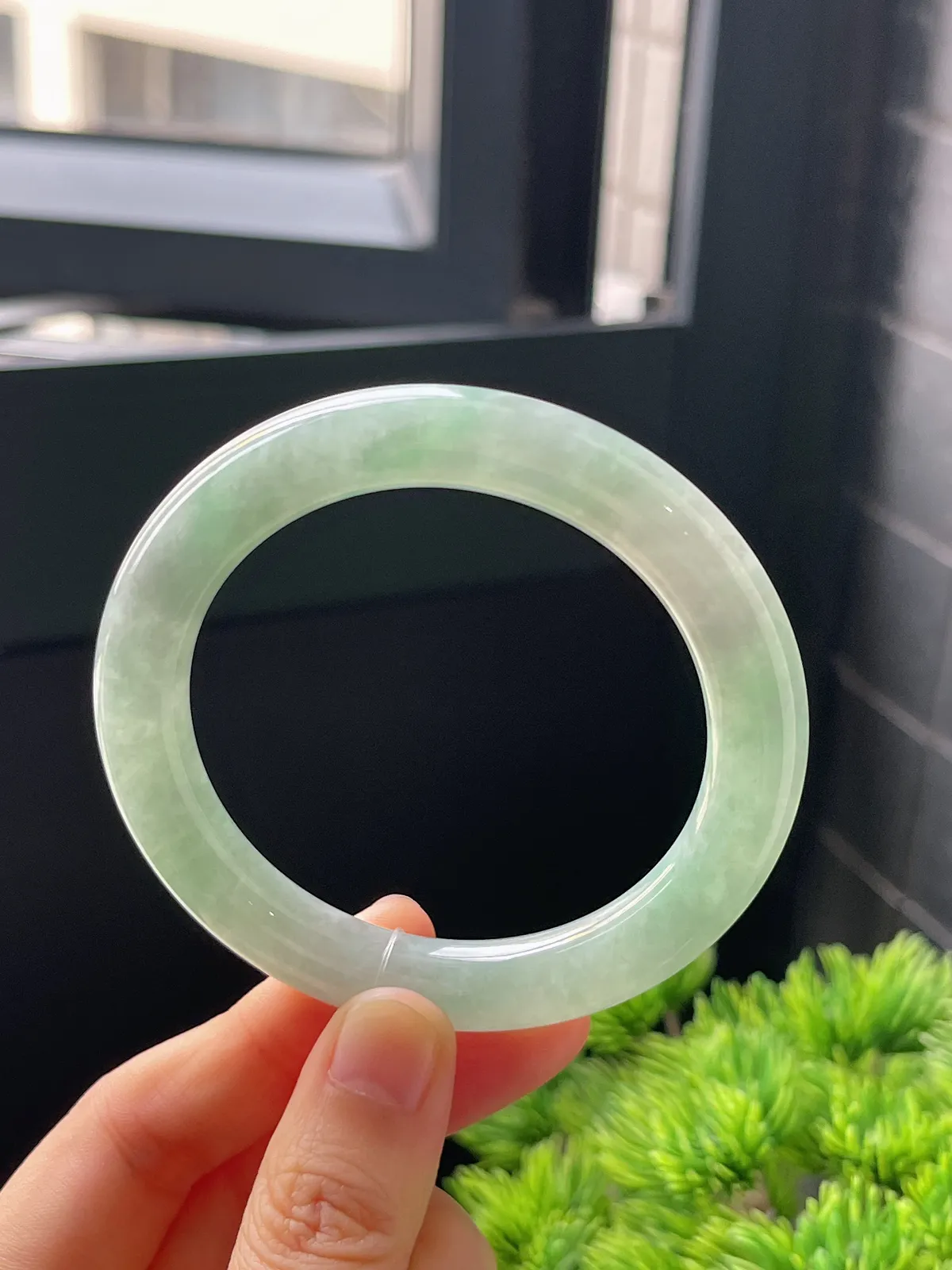 圆镯54圈口，翡翠糯化种浅绿色手镯