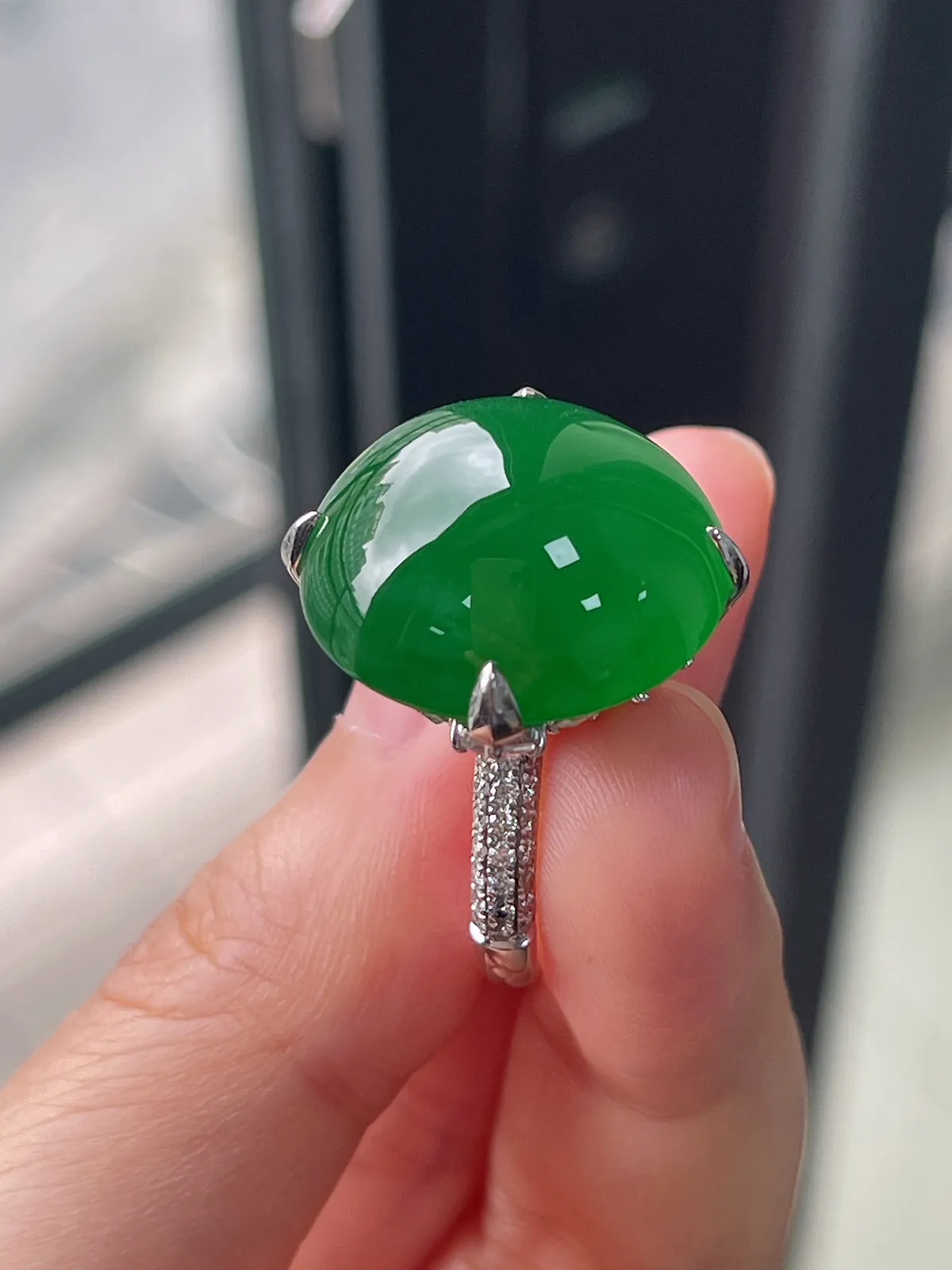 翡翠冰糯种绿色戒指，印记：Au750,伴钻石