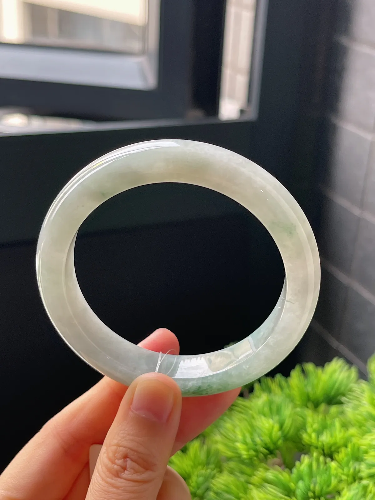 正圈55.6圈口，翡翠糯化种飘绿手镯