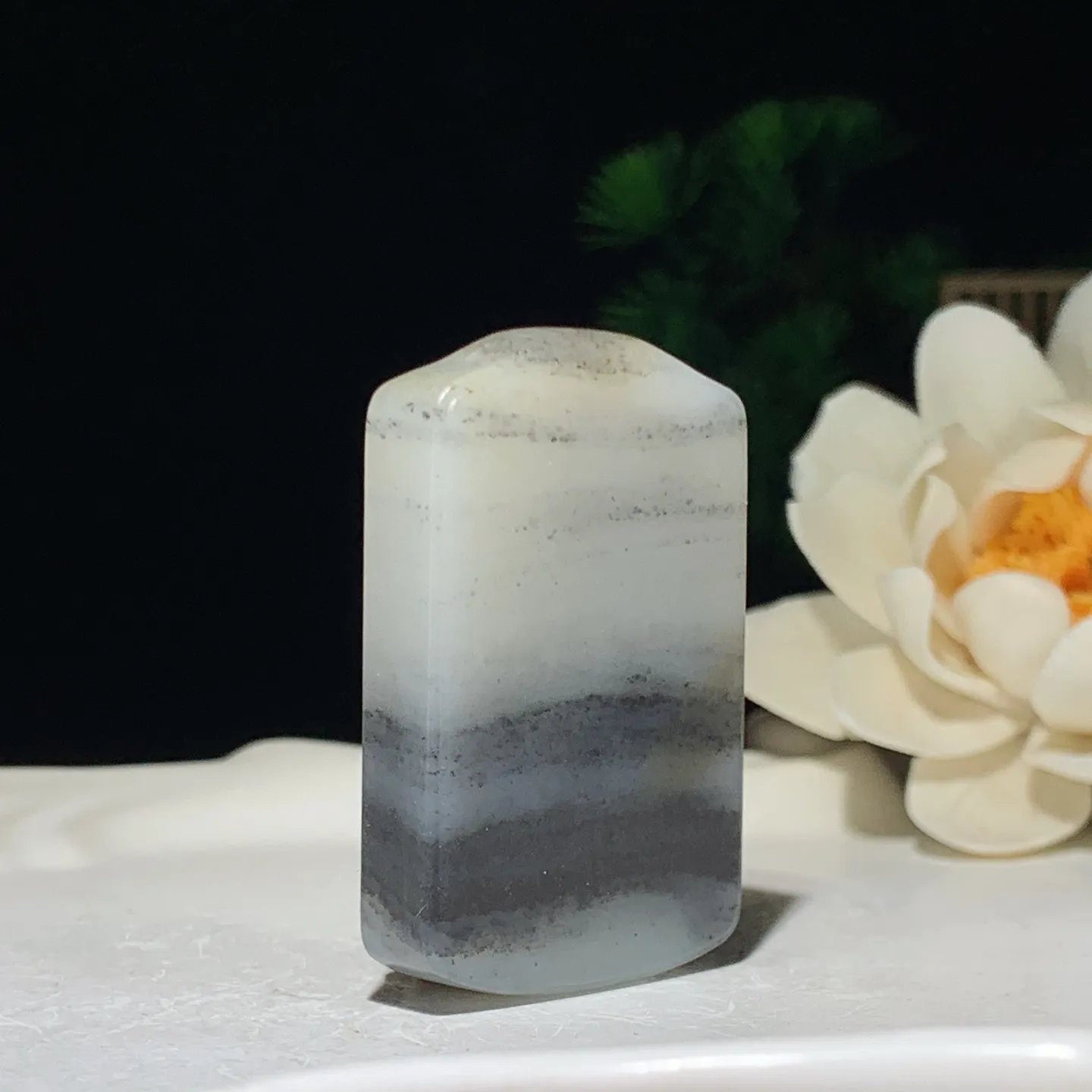 新疆和田玉籽料青花平安无事牌挂件 尺寸45/28/9重30克。玉质细腻油润。手推出油。佩戴高端典雅。