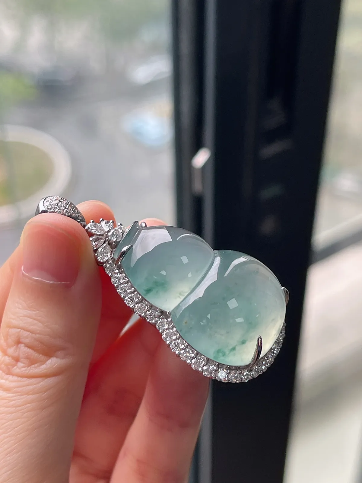 翡翠冰种淡绿色葫芦，印记：G18K,伴钻石