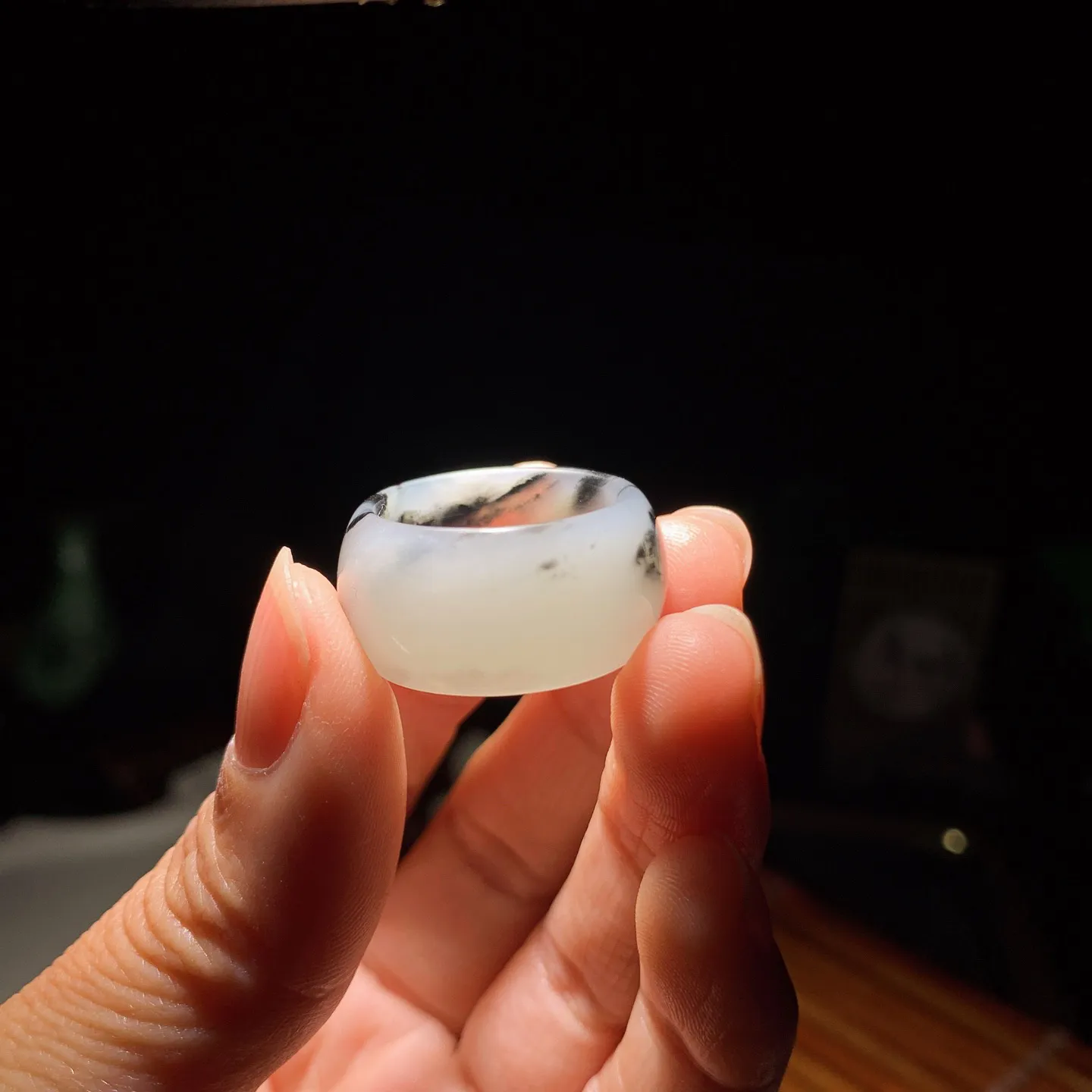 新疆和田玉籽料青花扳指 内径19尺寸12/3重7克。玉质细腻油润。手推出油。佩戴高端典雅。lt260225