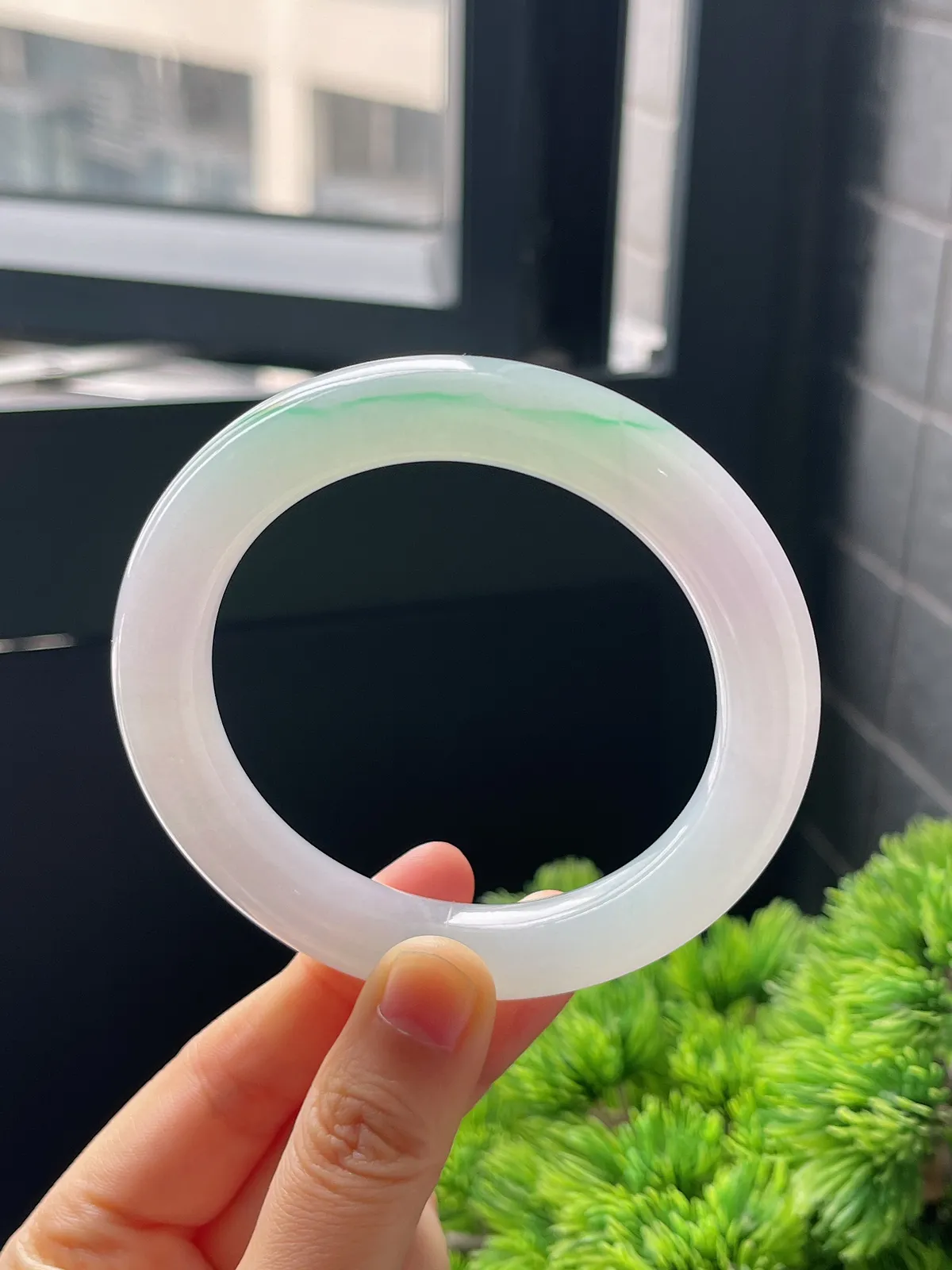 圆镯58.3圈口，翡翠冰糯种飘绿手镯