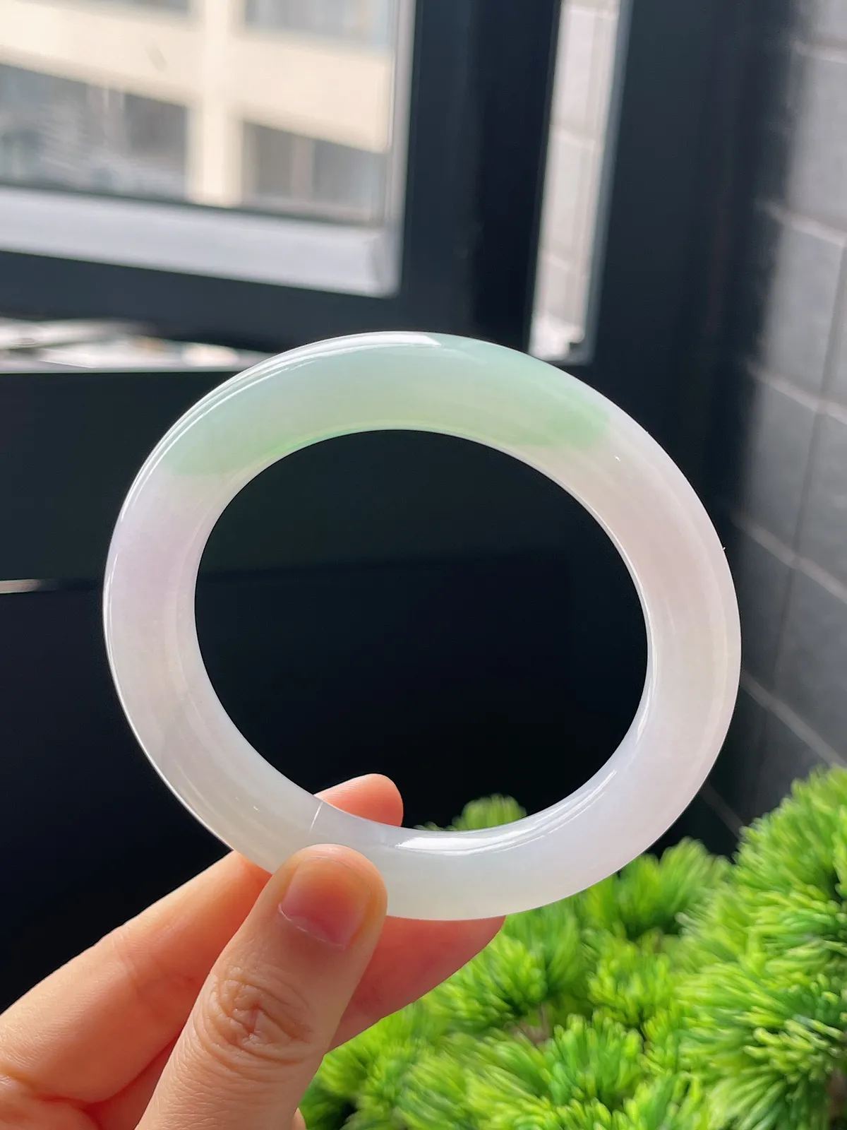 圆镯58.3圈口，翡翠冰糯种飘绿手镯