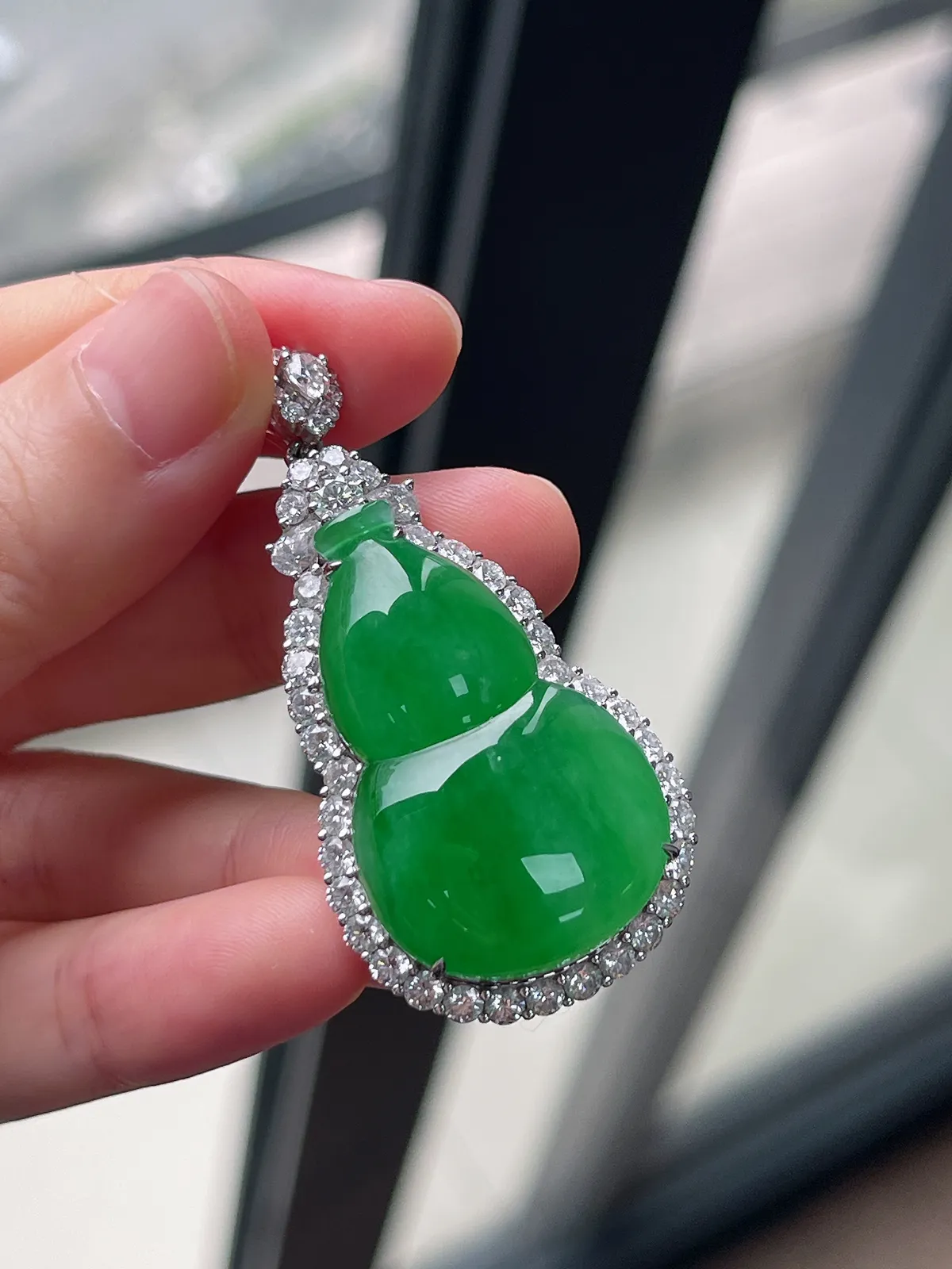 翡翠冰种绿色葫芦挂件，伴钻石