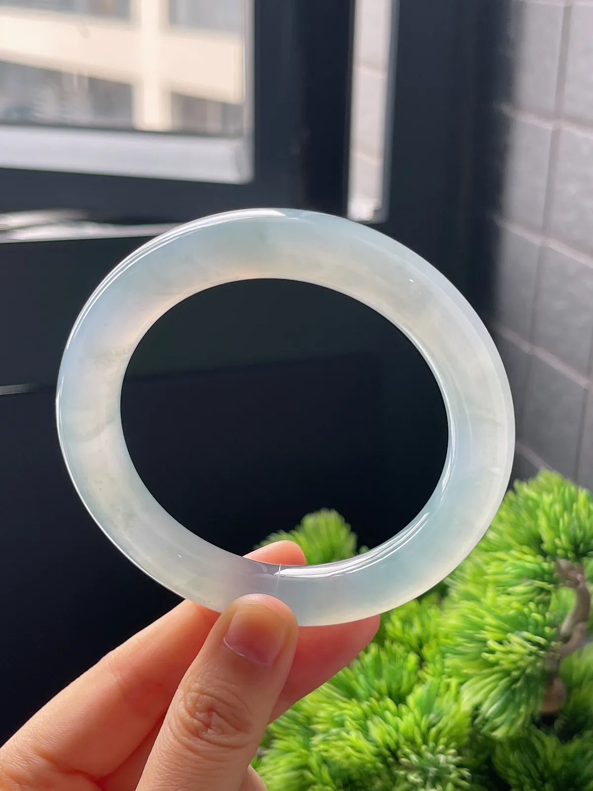 圆镯59.3圈口，翡翠冰糯种淡绿色手镯