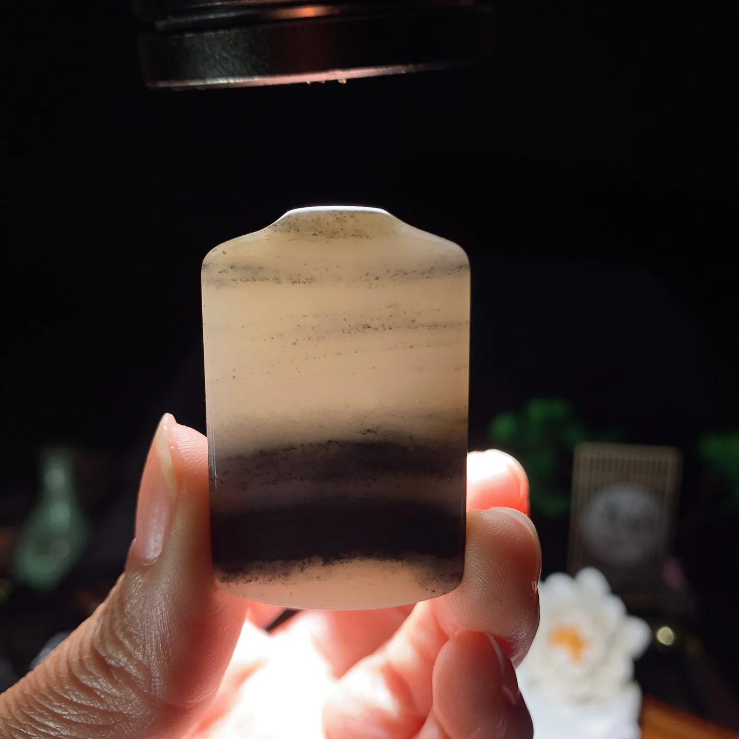 新疆和田玉籽料青花平安无事牌挂件 尺寸45/28/9重30克。玉质细腻油润。手推出油。佩戴高端典雅。lt260225