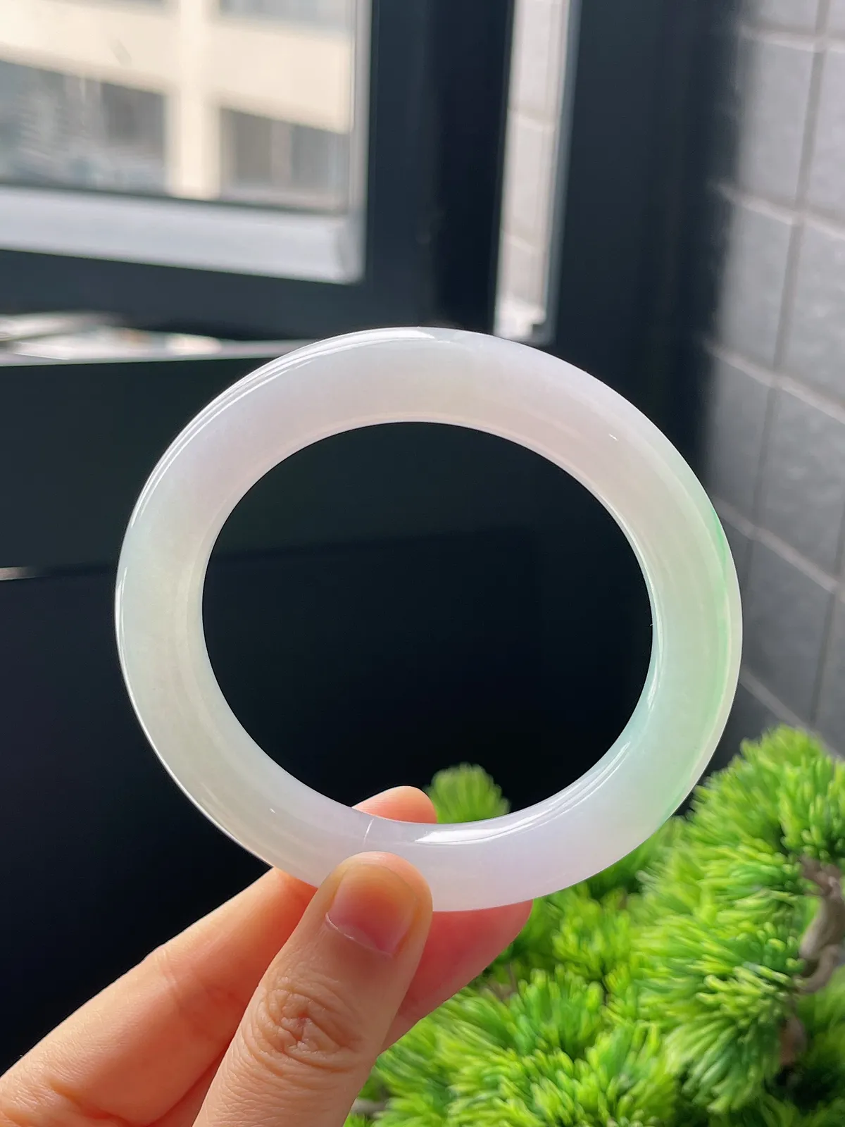 圆镯58.3圈口，翡翠冰糯种飘绿手镯