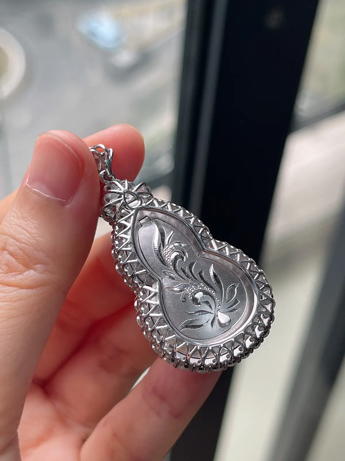 翡翠冰种绿色葫芦挂件，伴钻石