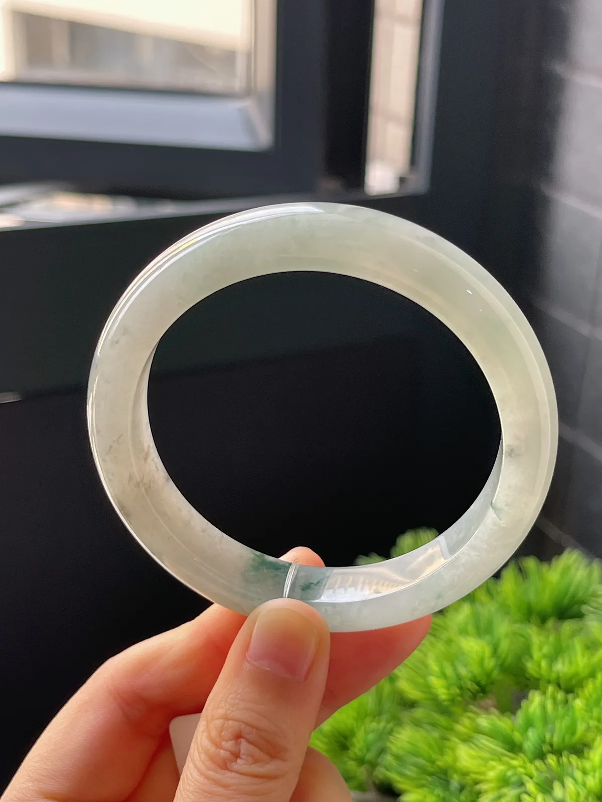 正圈56.8圈口，翡翠冰糯种飘绿手镯