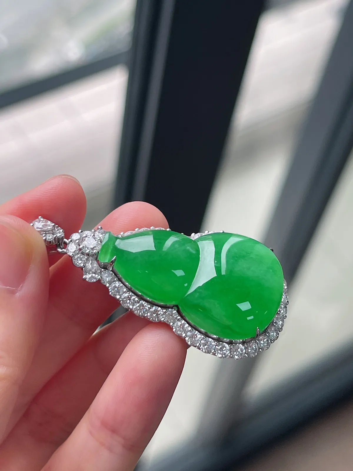 翡翠冰种绿色葫芦挂件，伴钻石