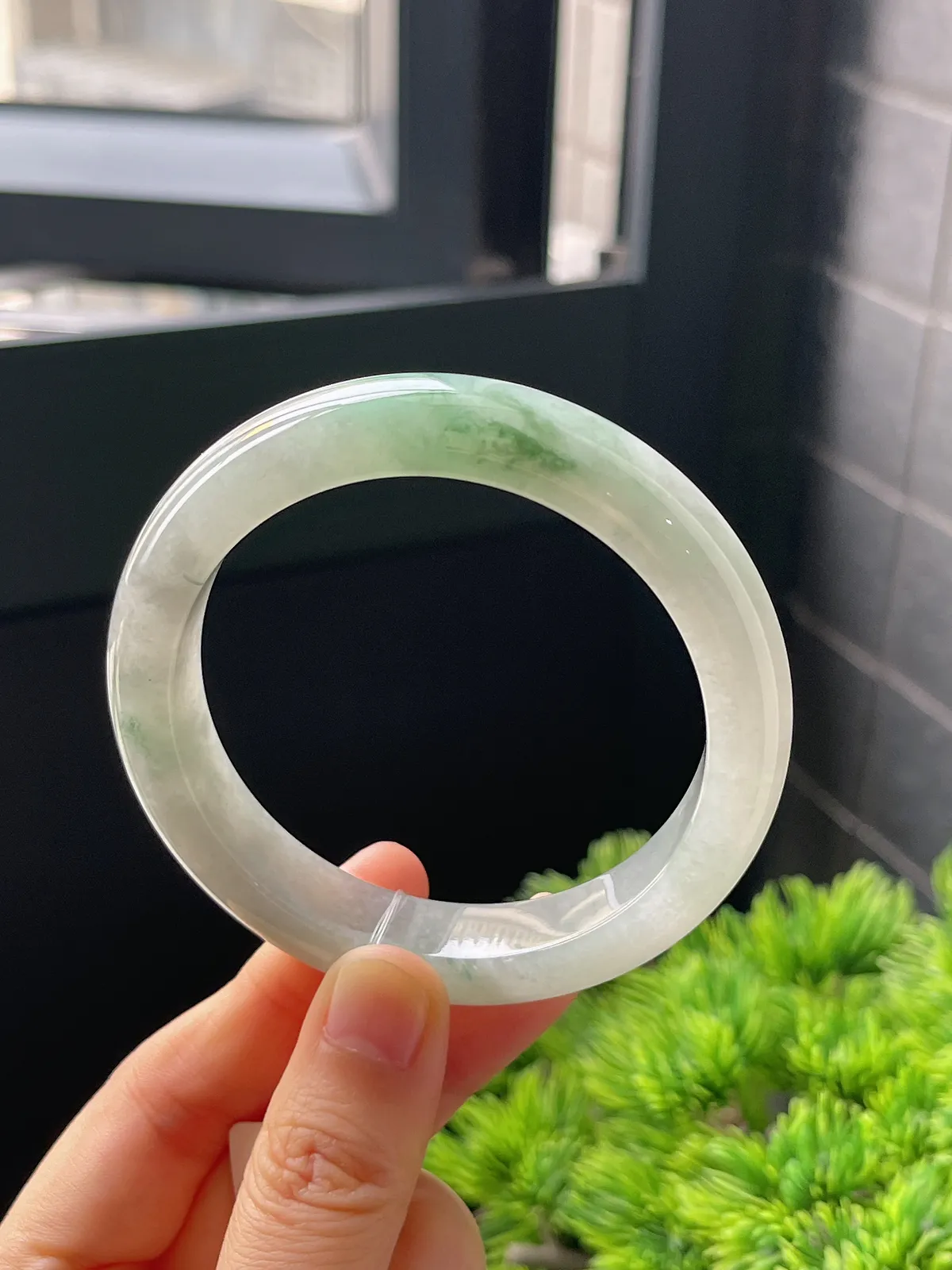 正圈55.6圈口，翡翠糯化种飘绿手镯