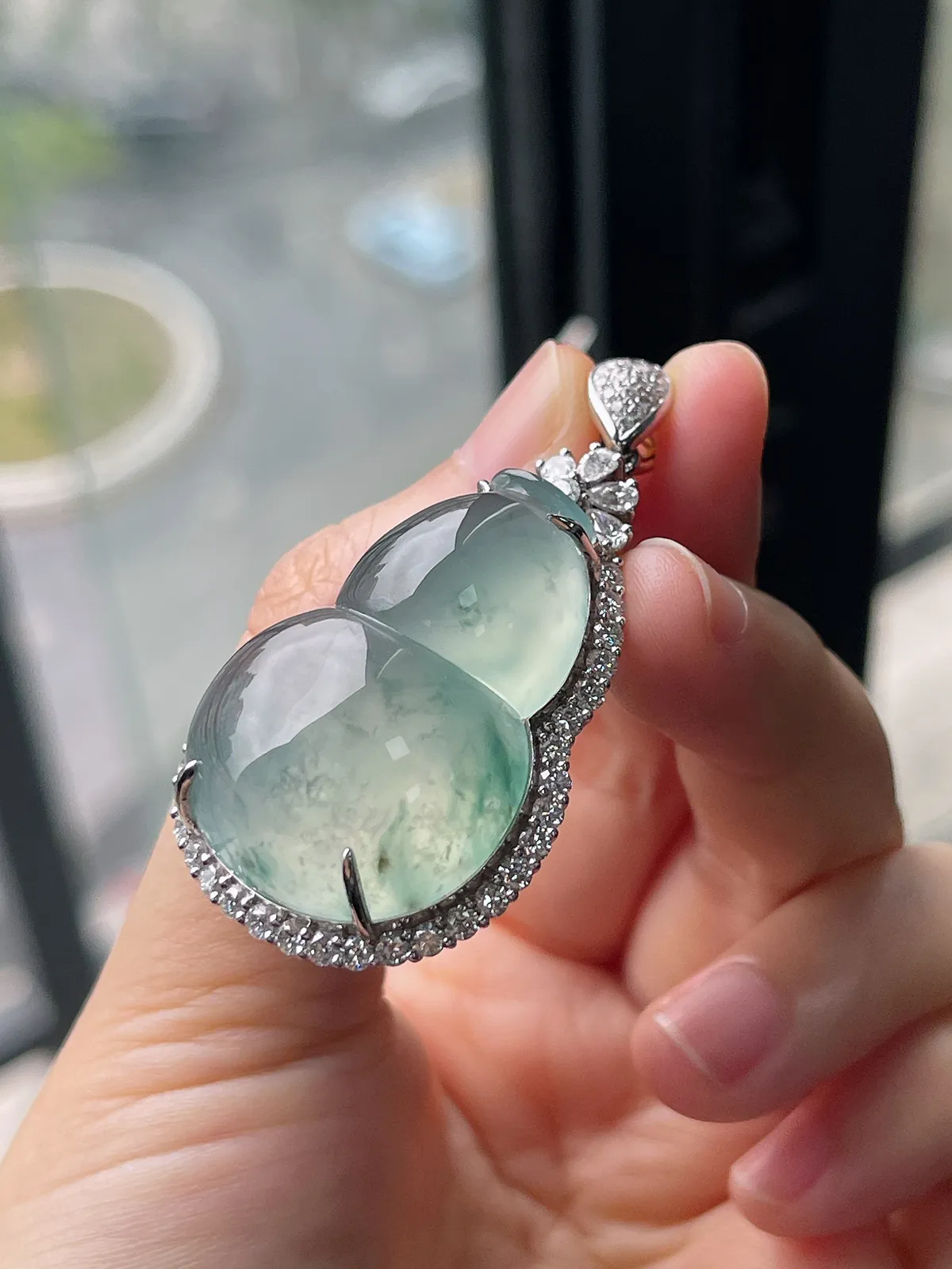 翡翠冰种淡绿色葫芦，印记：G18K,伴钻石