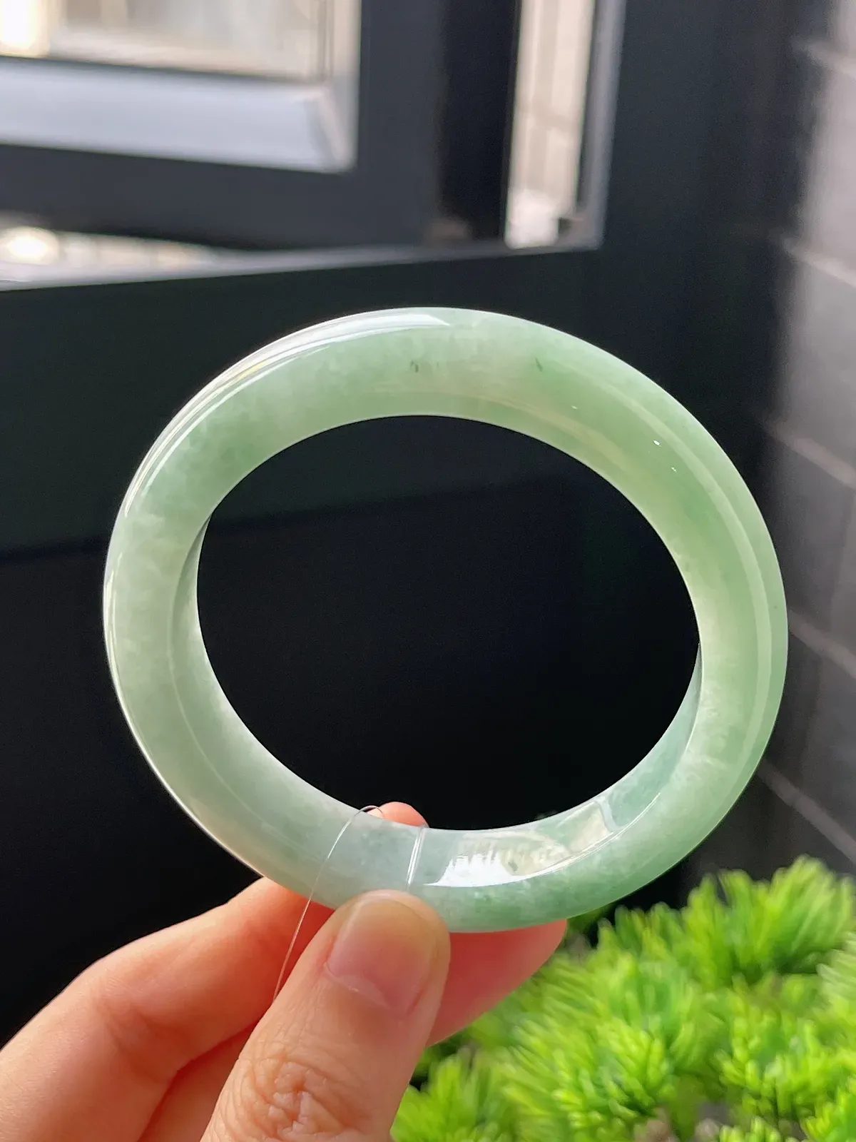 正圈54圈口，翡翠糯化种淡绿色手镯