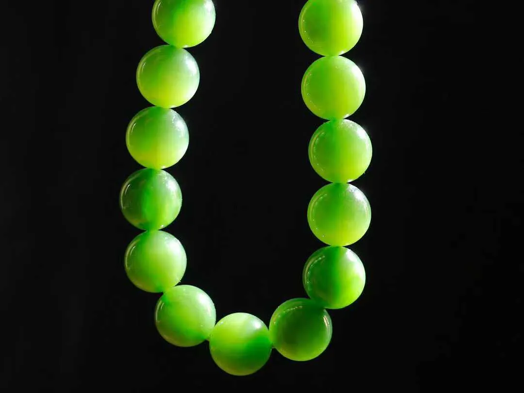 【珠圆玉润.手串】

精品和田玉碧玉微猫眼珠圆玉润手串 玉质温润细腻  整串打磨圆润，佩戴舒适。珠珠落玉盘，间关莺语花底滑，一生美好时光，无论身在何处，都有它相伴相守。事事顺遂，幸福美满，吉祥如意。重55克 尺寸取一13mm  FDA-3630823O