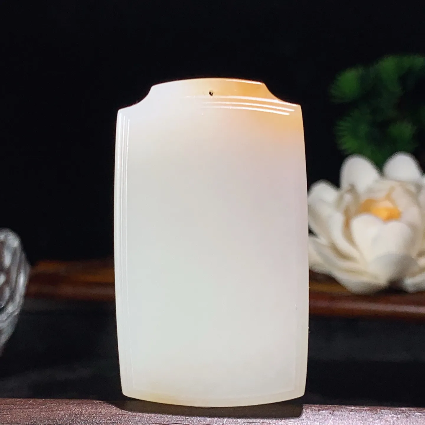 新疆和田玉且末糖羊脂白平安无事牌挂件 尺寸55/32/10重50.9克。玉质细腻油润。手推出油。佩戴高端典雅。lt260225