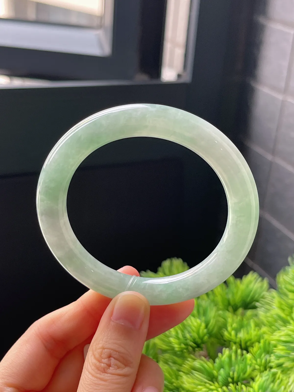 圆镯54圈口，翡翠糯化种浅绿色手镯