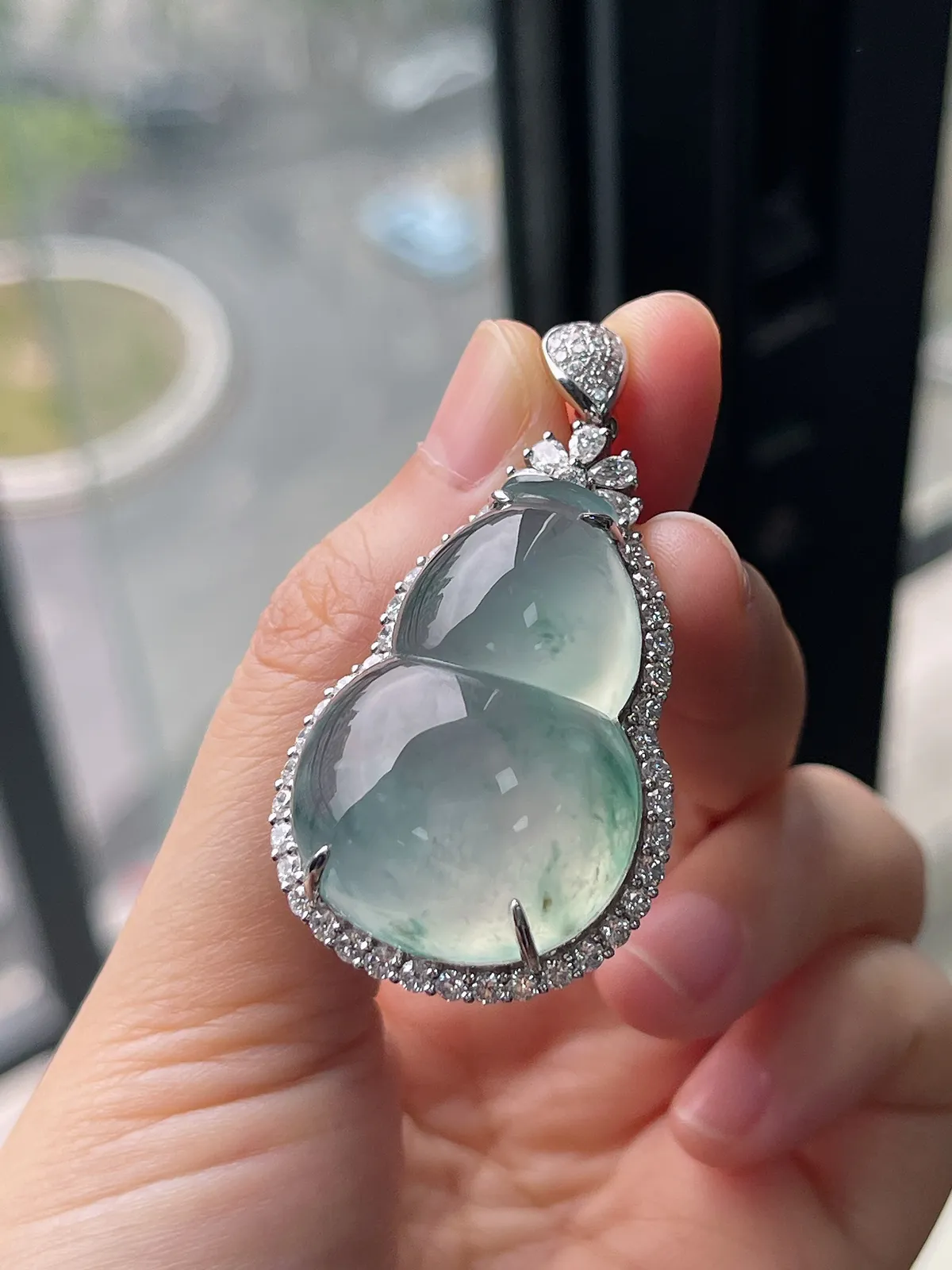 翡翠冰种淡绿色葫芦，印记：G18K,伴钻石