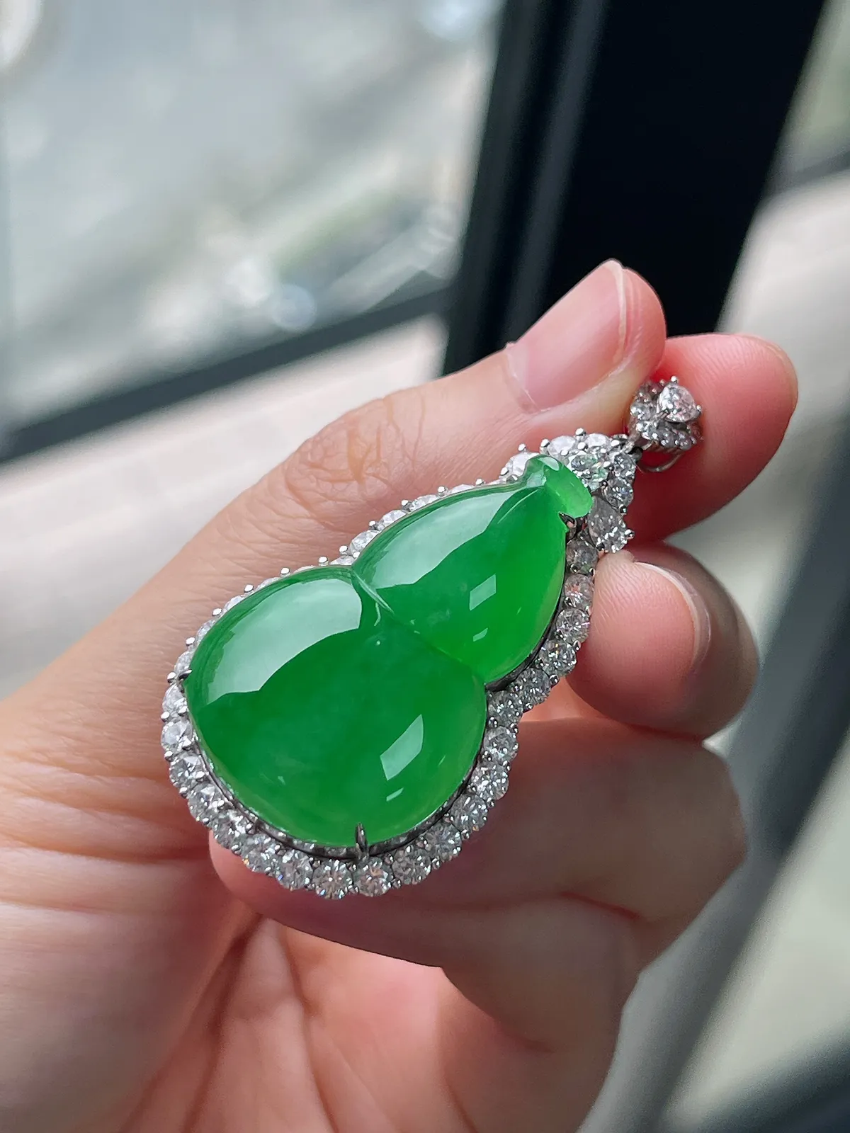 翡翠冰种绿色葫芦挂件，伴钻石