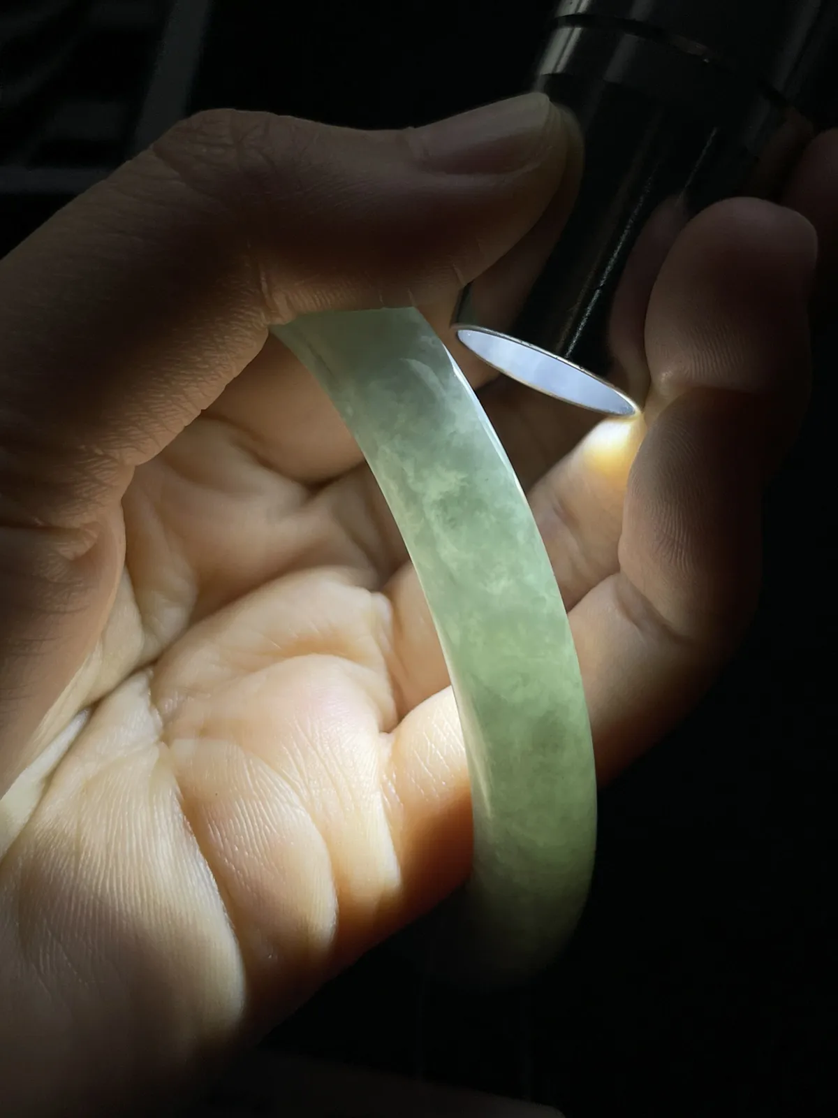 圆镯54圈口，翡翠糯化种浅绿色手镯