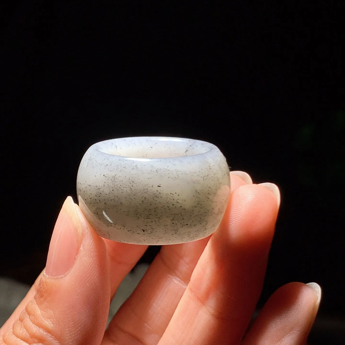 新疆和田玉籽料青花扳指 内径21尺寸17/5重16克。玉质细腻油润。手推出油。佩戴高端典雅。lt260225