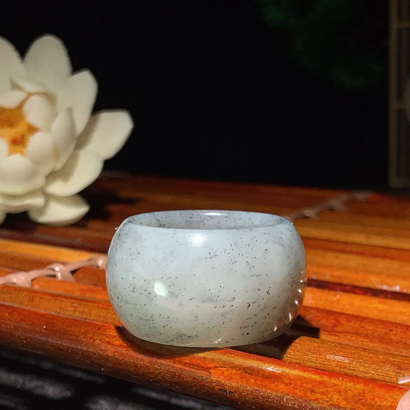 新疆和田玉籽料青花扳指 内径21尺寸17/5重16克。玉质细腻油润。手推出油。佩戴高端典雅。lt260225