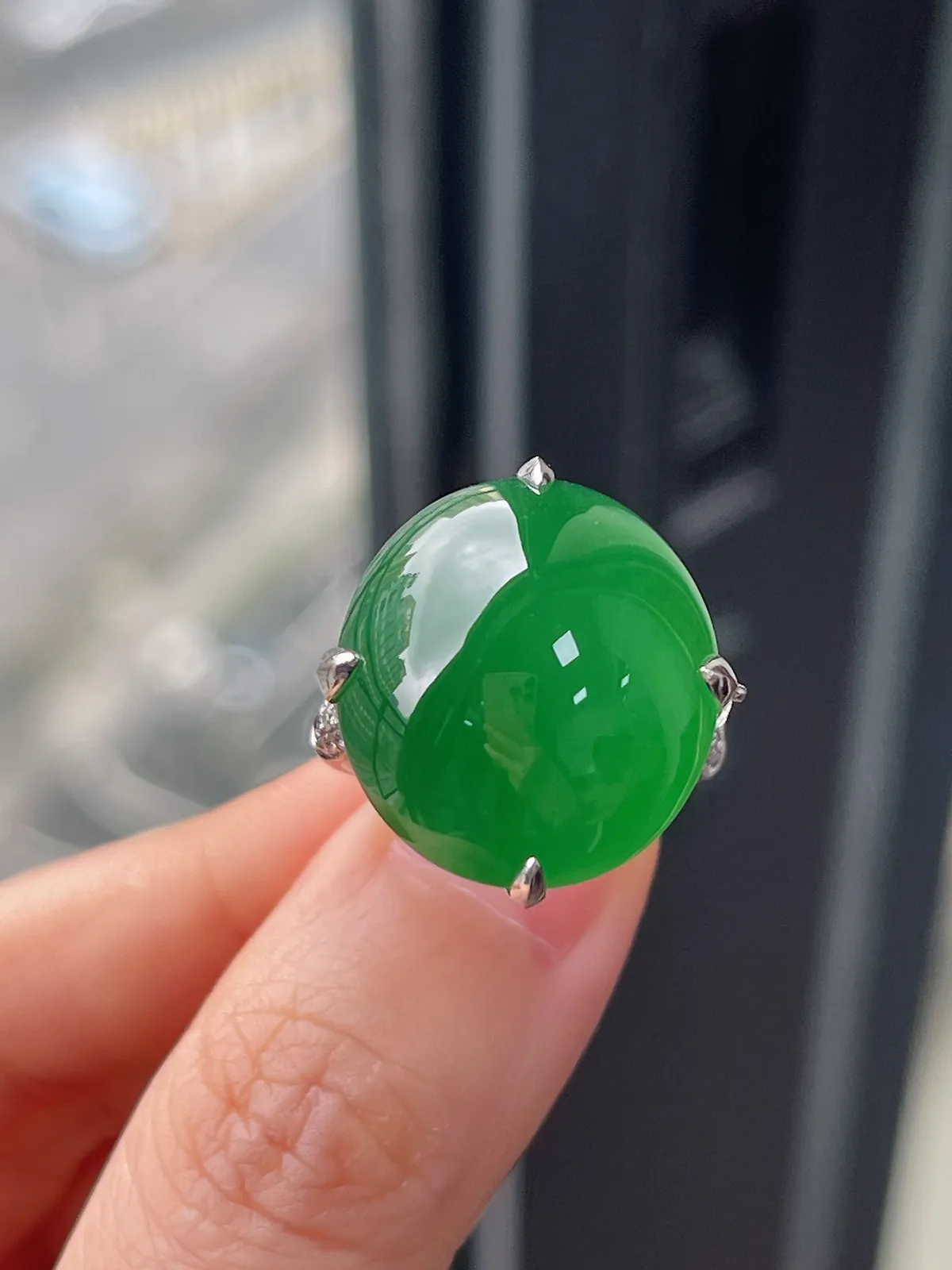 翡翠冰糯种绿色戒指，印记：Au750,伴钻石