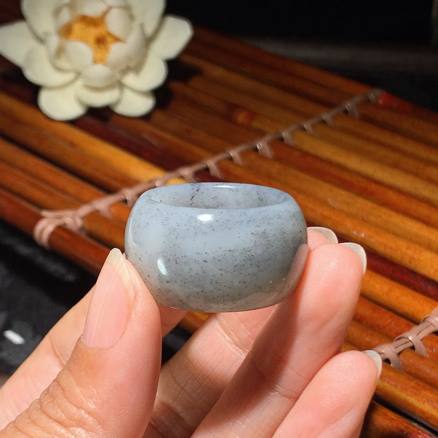 新疆和田玉籽料青花扳指 内径21尺寸17/5重16克。玉质细腻油润。手推出油。佩戴高端典雅。lt260225