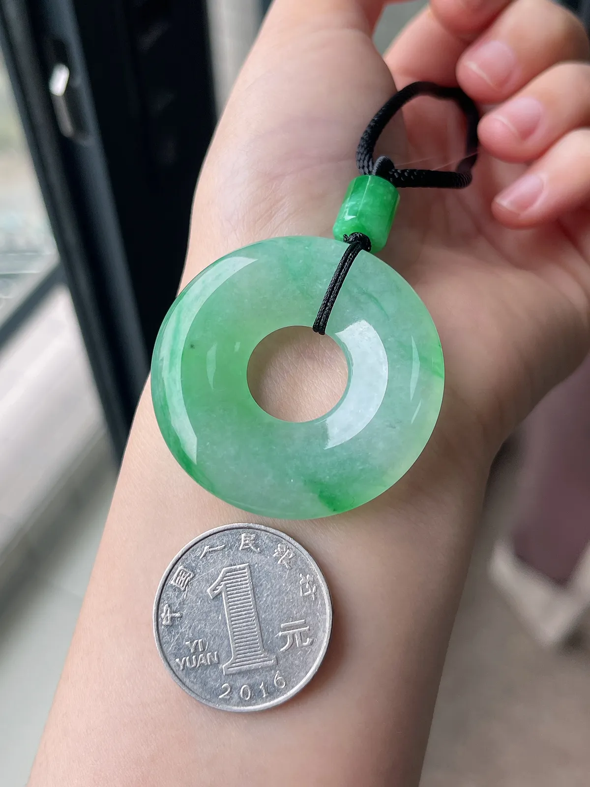 翡翠冰糯种飘绿平安扣