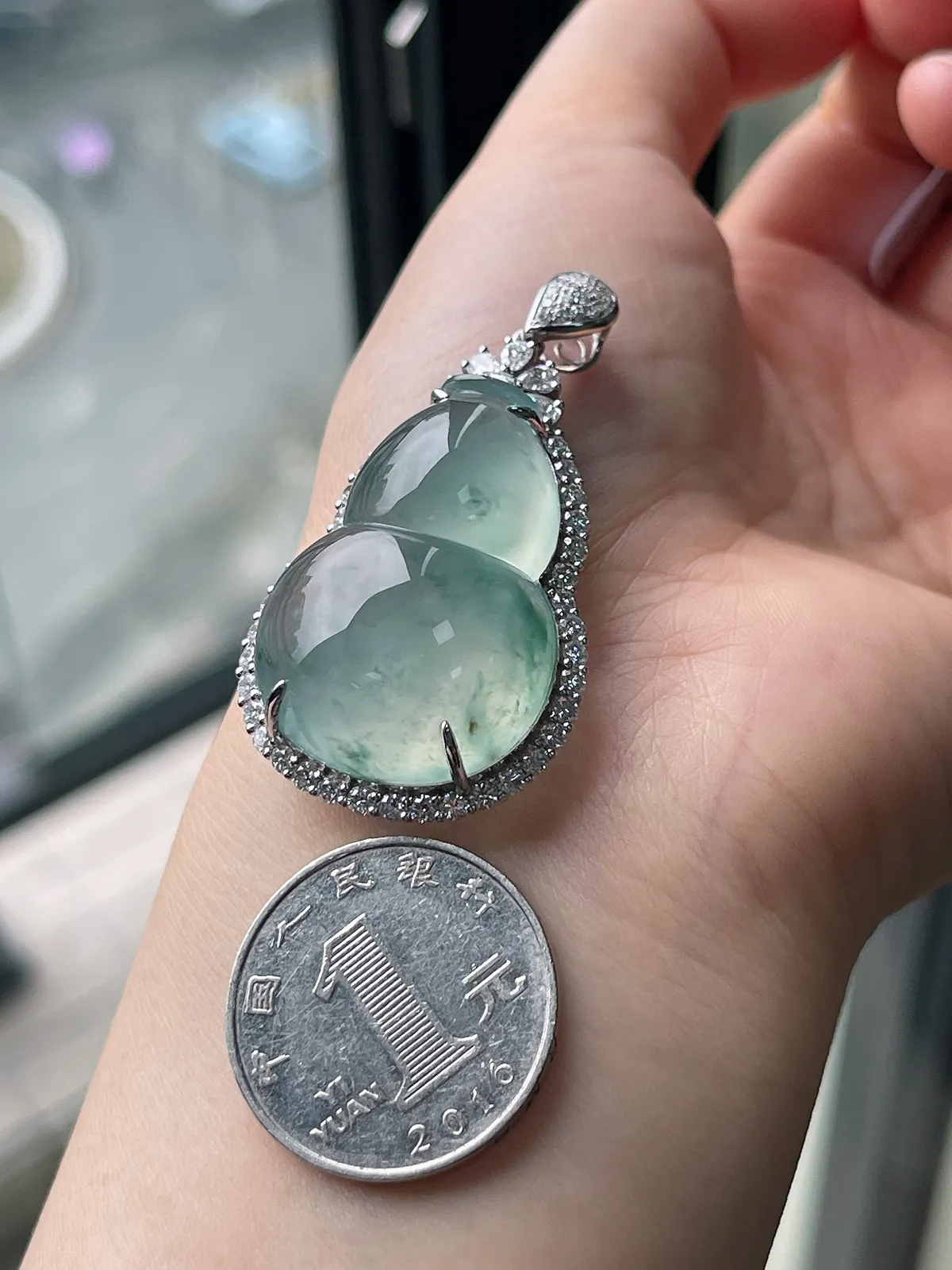 翡翠冰种淡绿色葫芦，印记：G18K,伴钻石