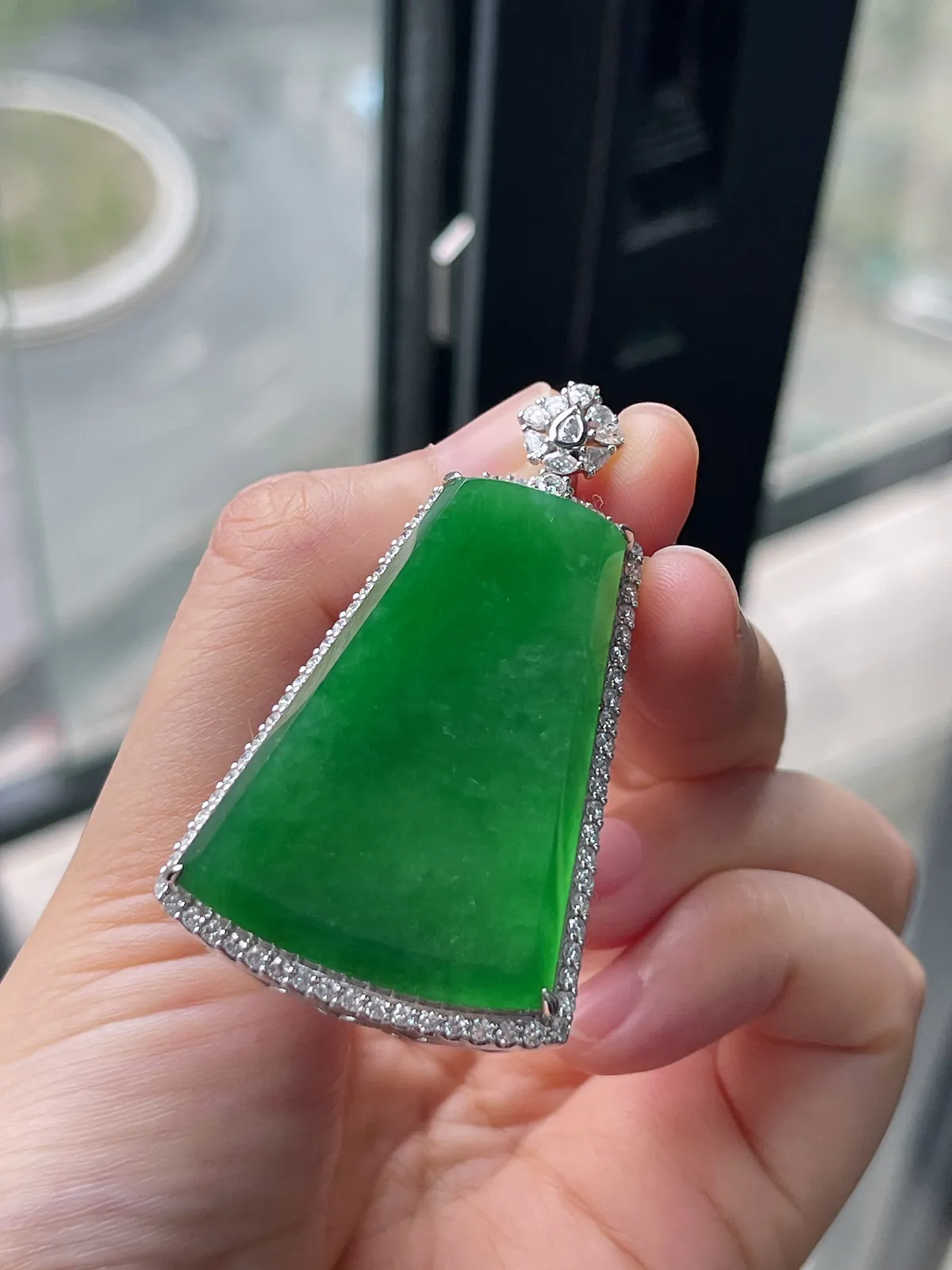 翡翠冰糯绿色无事牌，印记：Au750,伴钻石